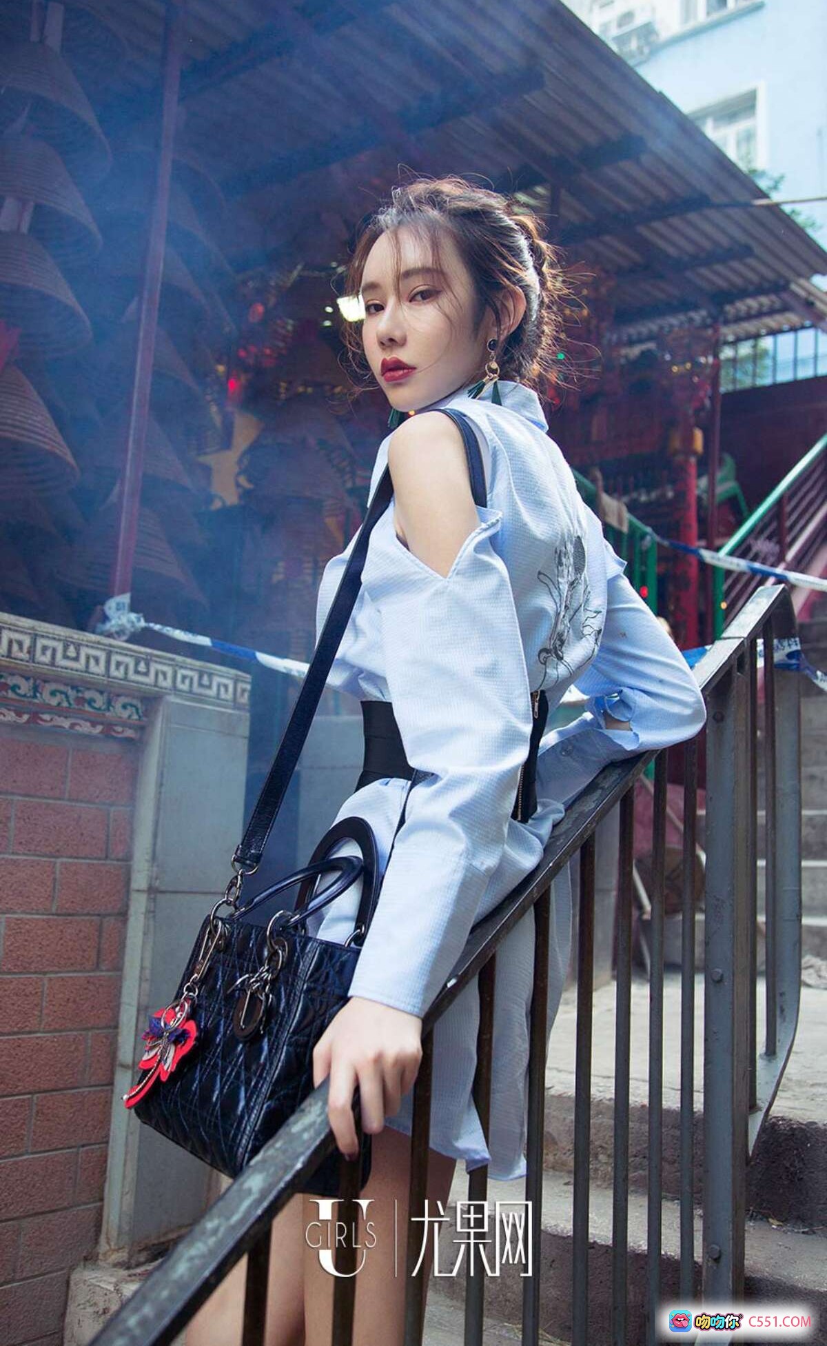 图片[2] - Ugirls尤果网爱尤物专辑No.969萌琪琪街拍写真 白衬衫黑背带裙黄花街景时尚造型 - 就要吻