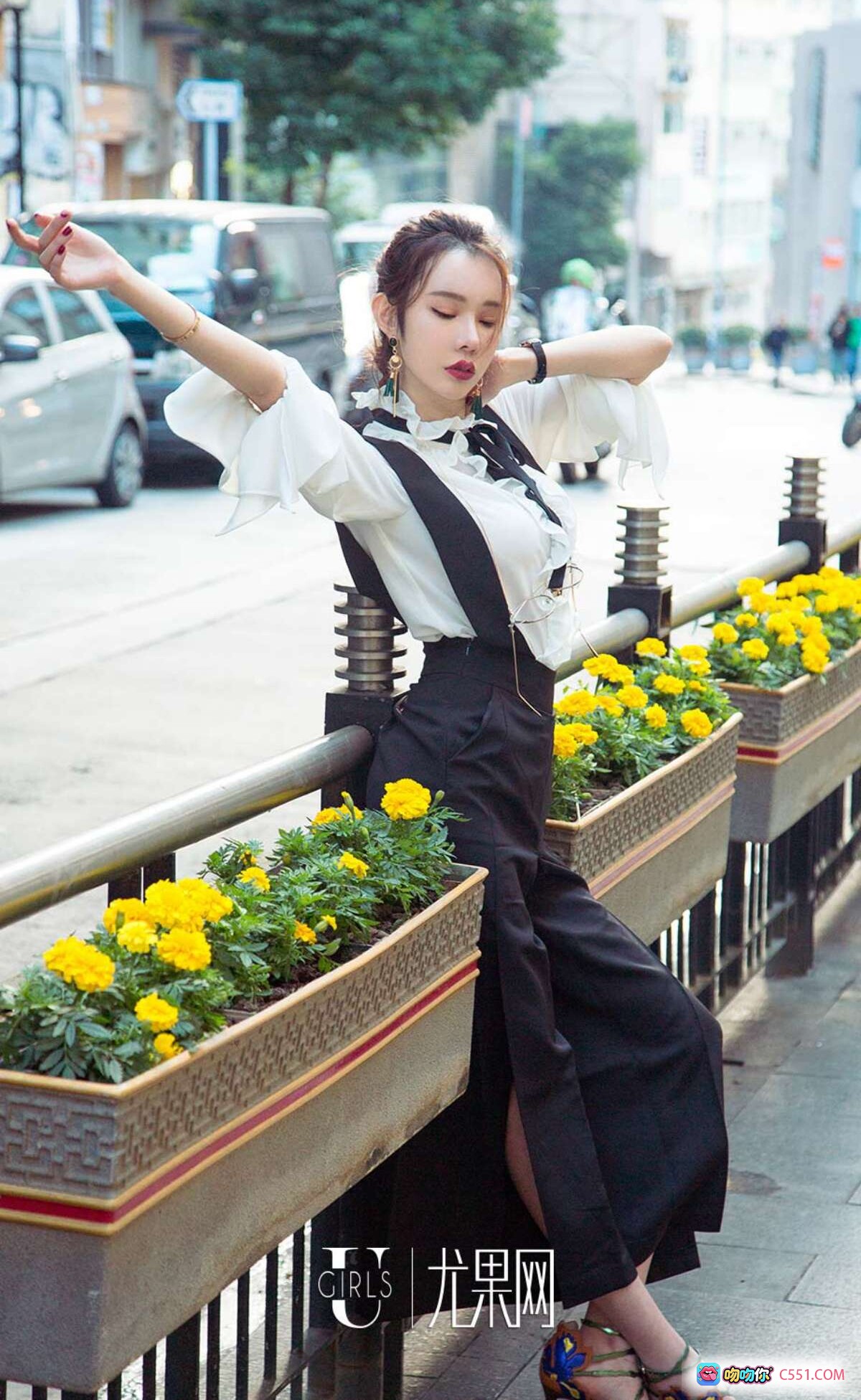 Ugirls尤果网爱尤物专辑No.969萌琪琪街拍写真 白衬衫黑背带裙黄花街景时尚造型 - 就要吻