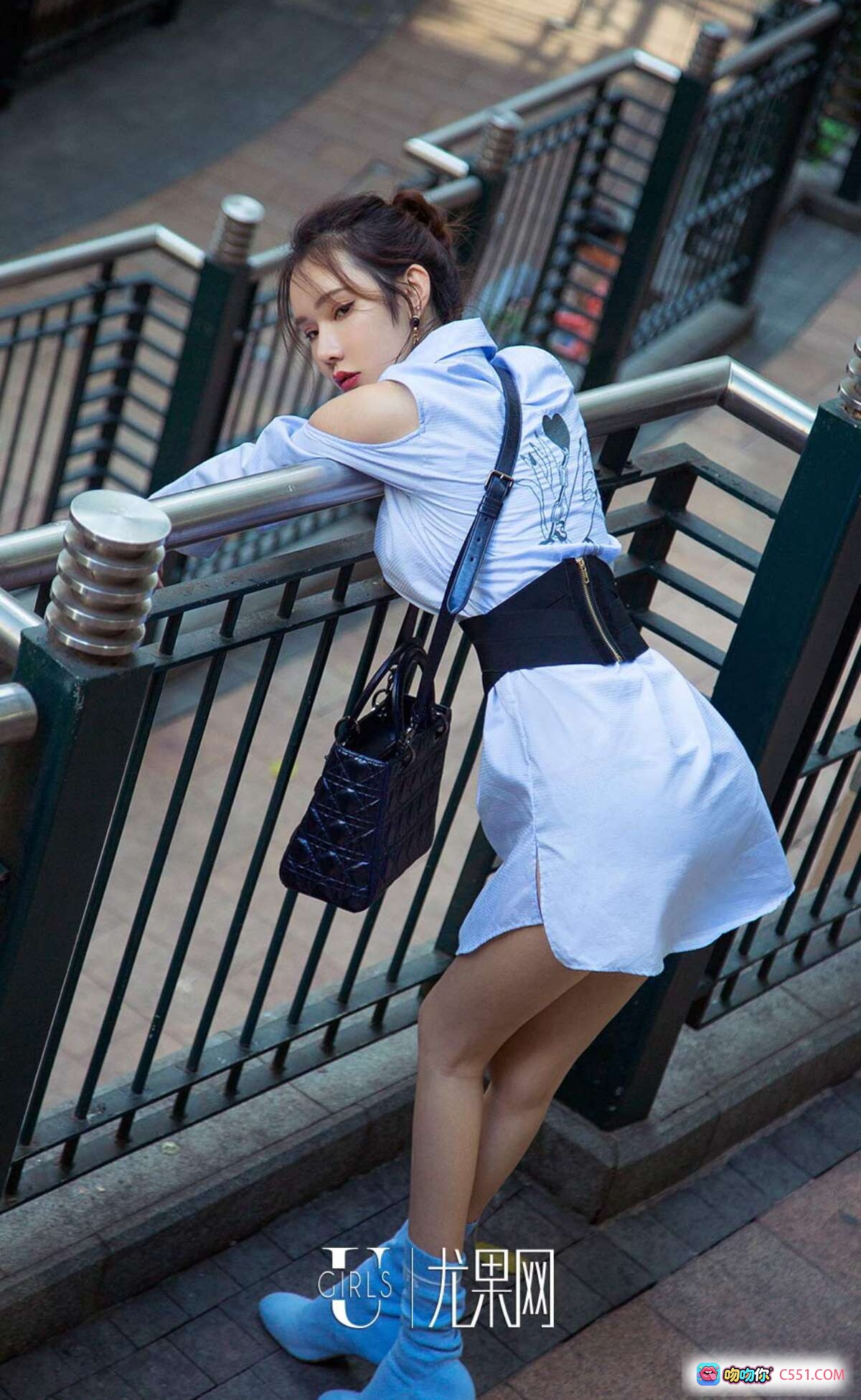 图片[9] - Ugirls尤果网爱尤物专辑No.969萌琪琪街拍写真 白衬衫黑背带裙黄花街景时尚造型 - 就要吻