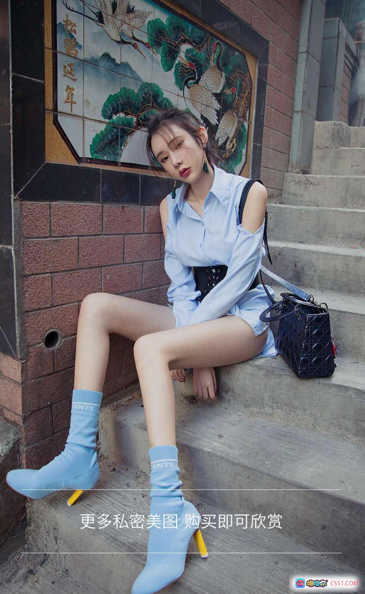 图片[5] - Ugirls尤果网爱尤物专辑No.969萌琪琪街拍写真 白衬衫黑背带裙黄花街景时尚造型 - 就要吻