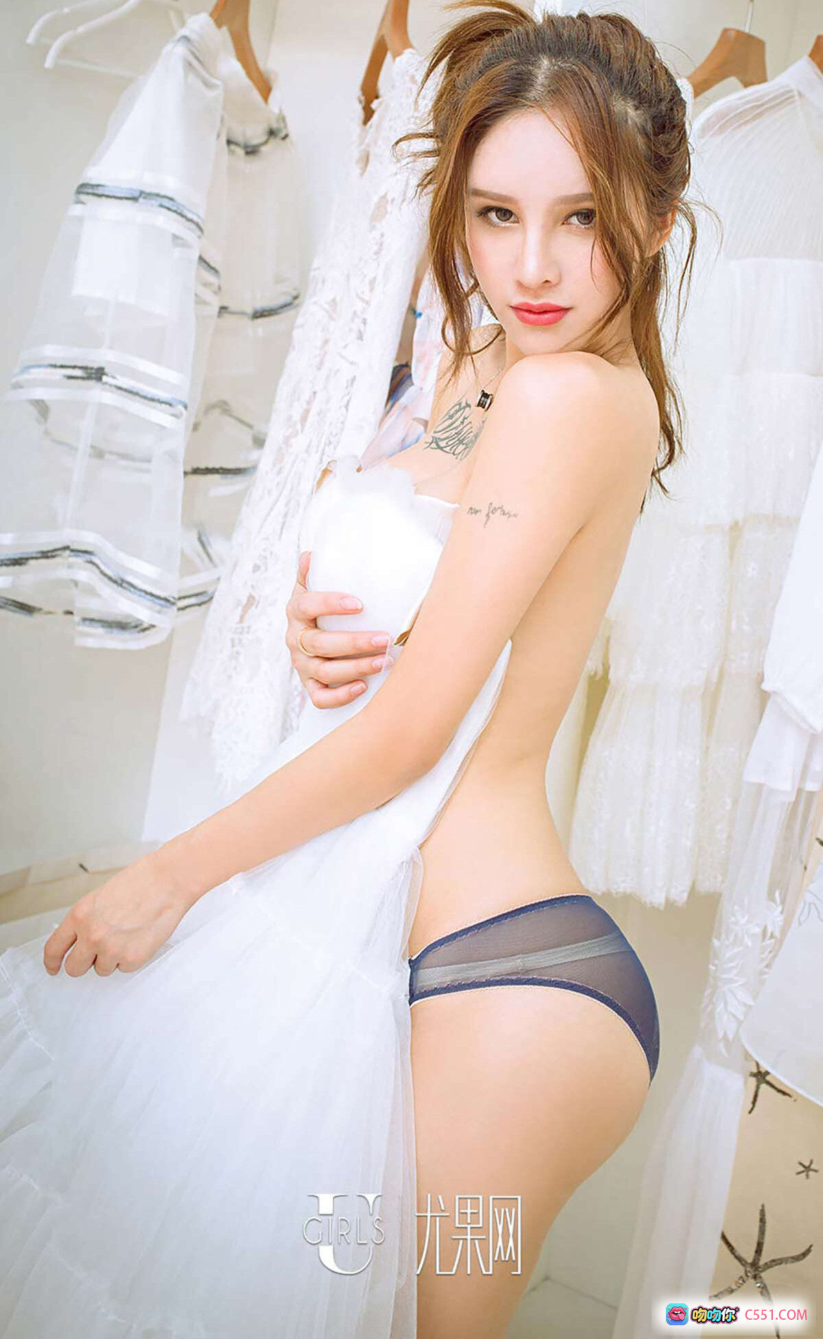 图片[3] - 曾嘉琪性感写真 | Ugirls尤果网爱尤物专辑No.536 | 灰色露脐针织上衣+破洞牛仔裤 | 甜美卷发少女风 | 2016.11.05高清40P - 就要吻