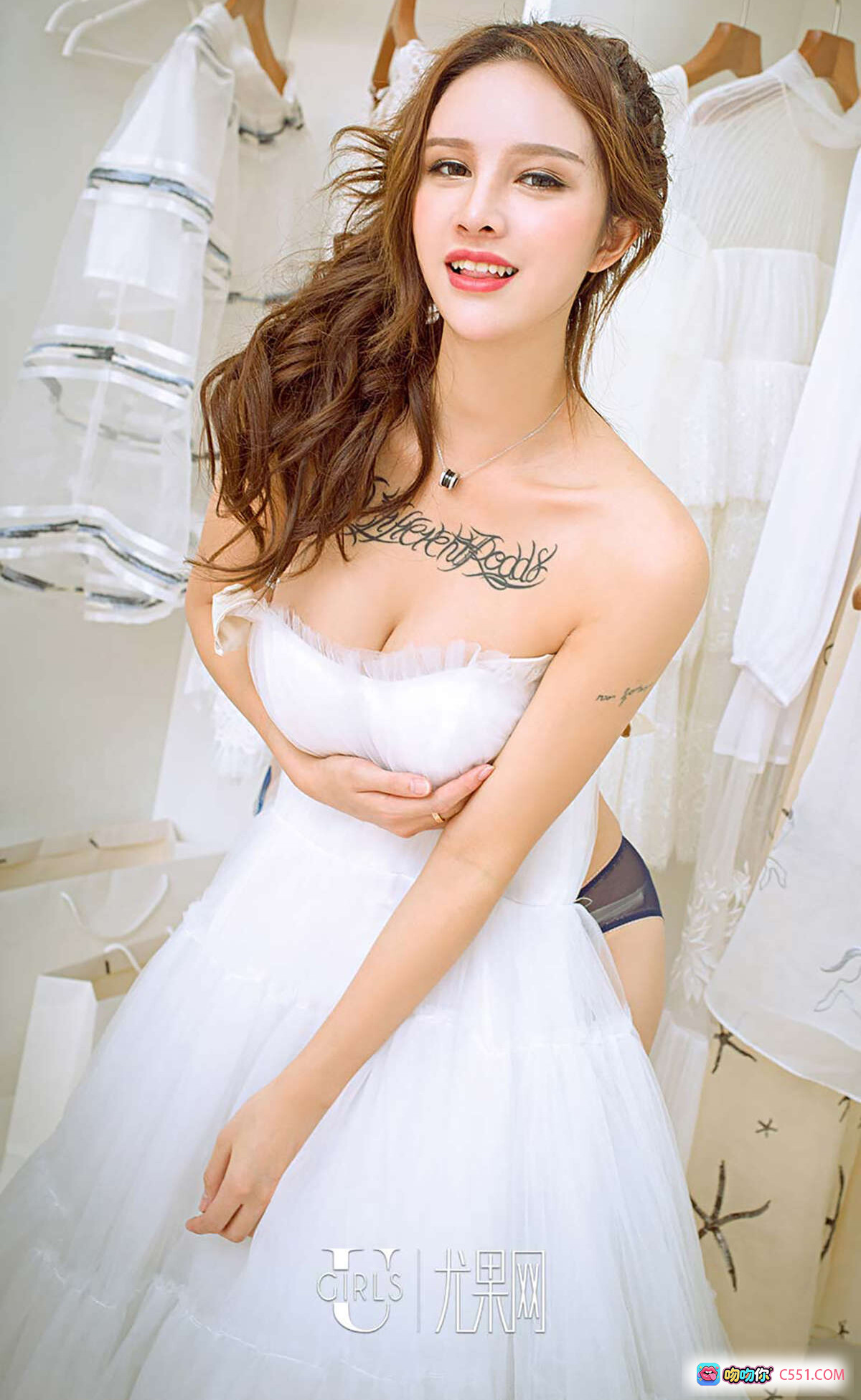 图片[2] - 曾嘉琪性感写真 | Ugirls尤果网爱尤物专辑No.536 | 灰色露脐针织上衣+破洞牛仔裤 | 甜美卷发少女风 | 2016.11.05高清40P - 就要吻