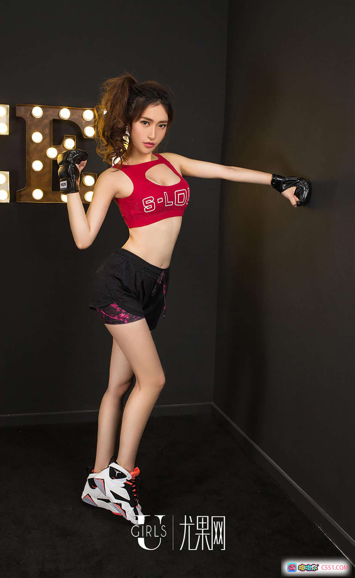 图片[5] - Ugirls尤果网冬冬拳击造型写真｜红色运动背心+黑色短裤+拳击手套｜健身美少女性感私房照 - 就要吻