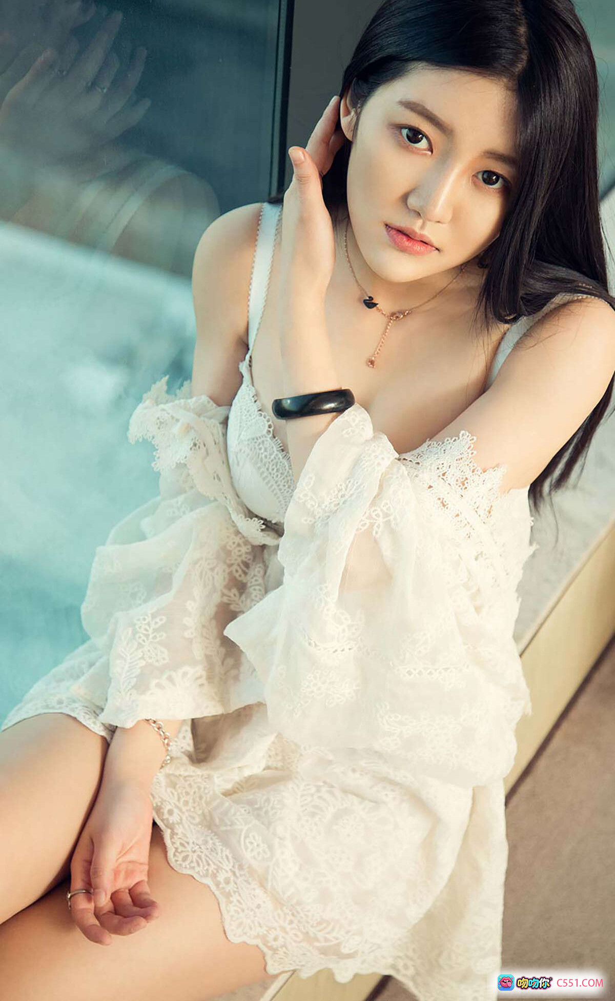 图片[3] - 晓曦性感写真 | Ugirls尤果网爱尤物专辑No.581 | 白色露肩上衣+牛仔短裤 | 长发美腿坐姿私房照 - 就要吻