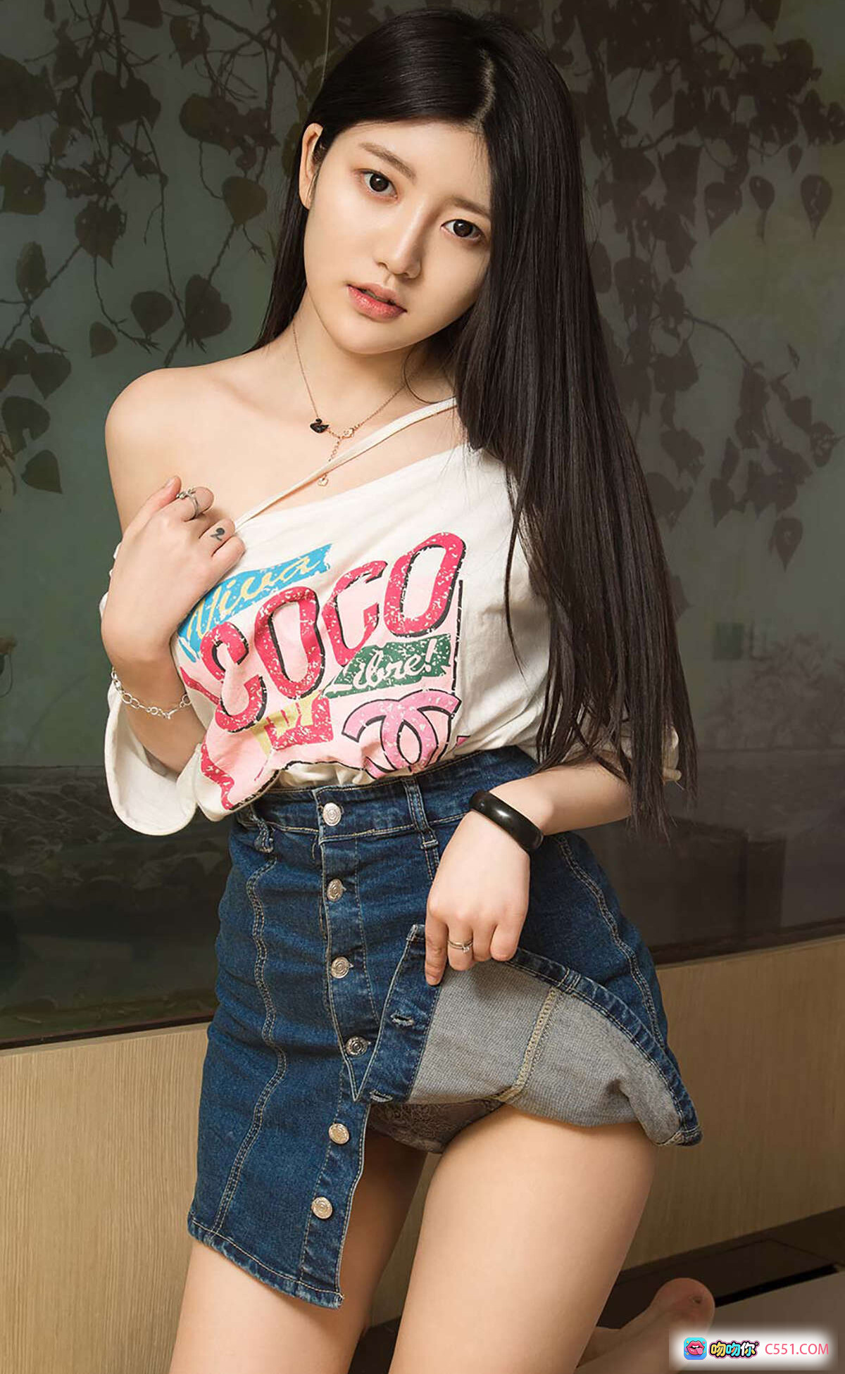 图片[9] - 晓曦性感写真 | Ugirls尤果网爱尤物专辑No.581 | 白色露肩上衣+牛仔短裤 | 长发美腿坐姿私房照 - 就要吻