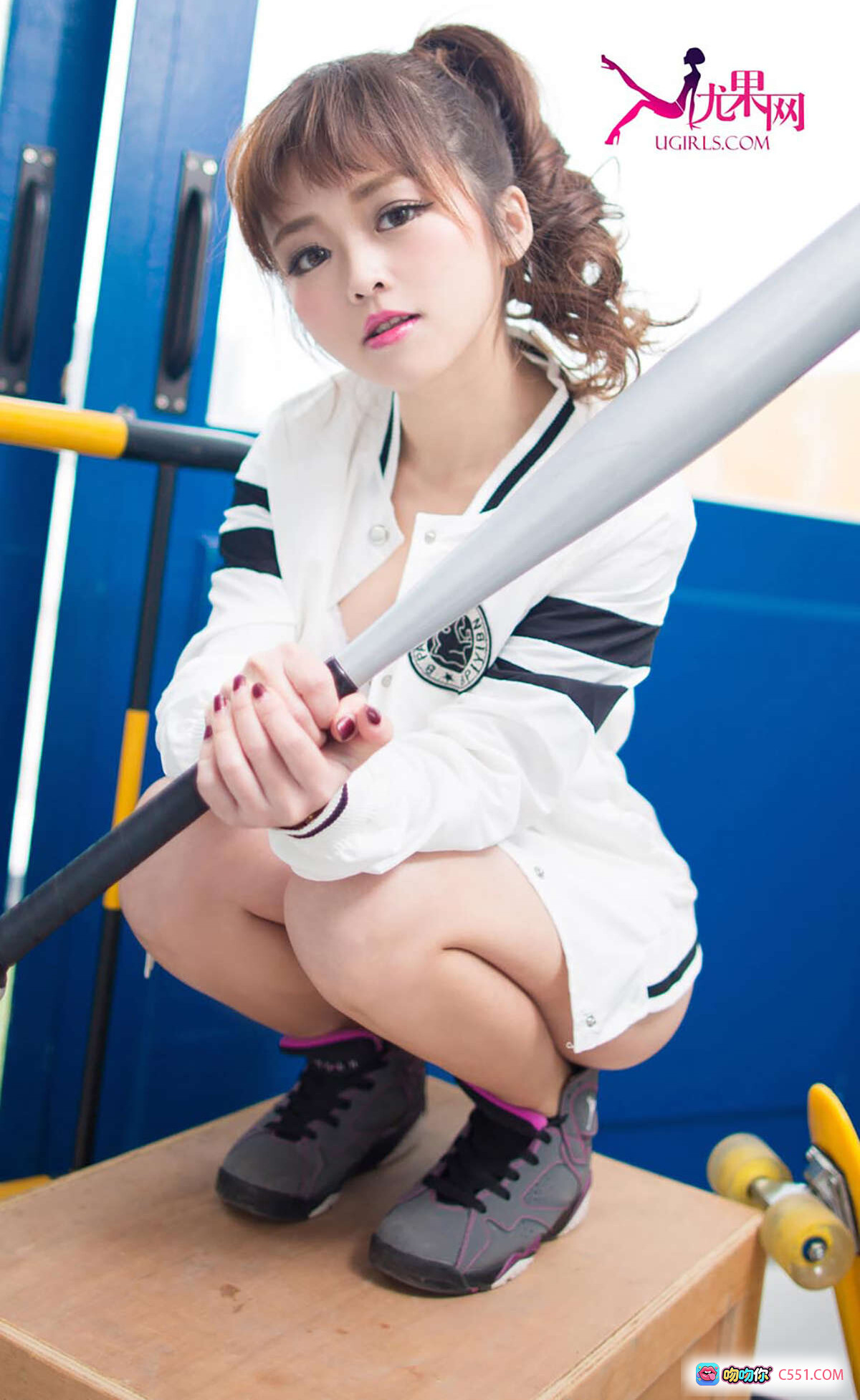 Ugirls爱尤物No.306 Bunny豆蔻之颜校园风写真 白色棒球服高马尾运动鞋蹲姿美腿 40P高清图集 - 就要吻