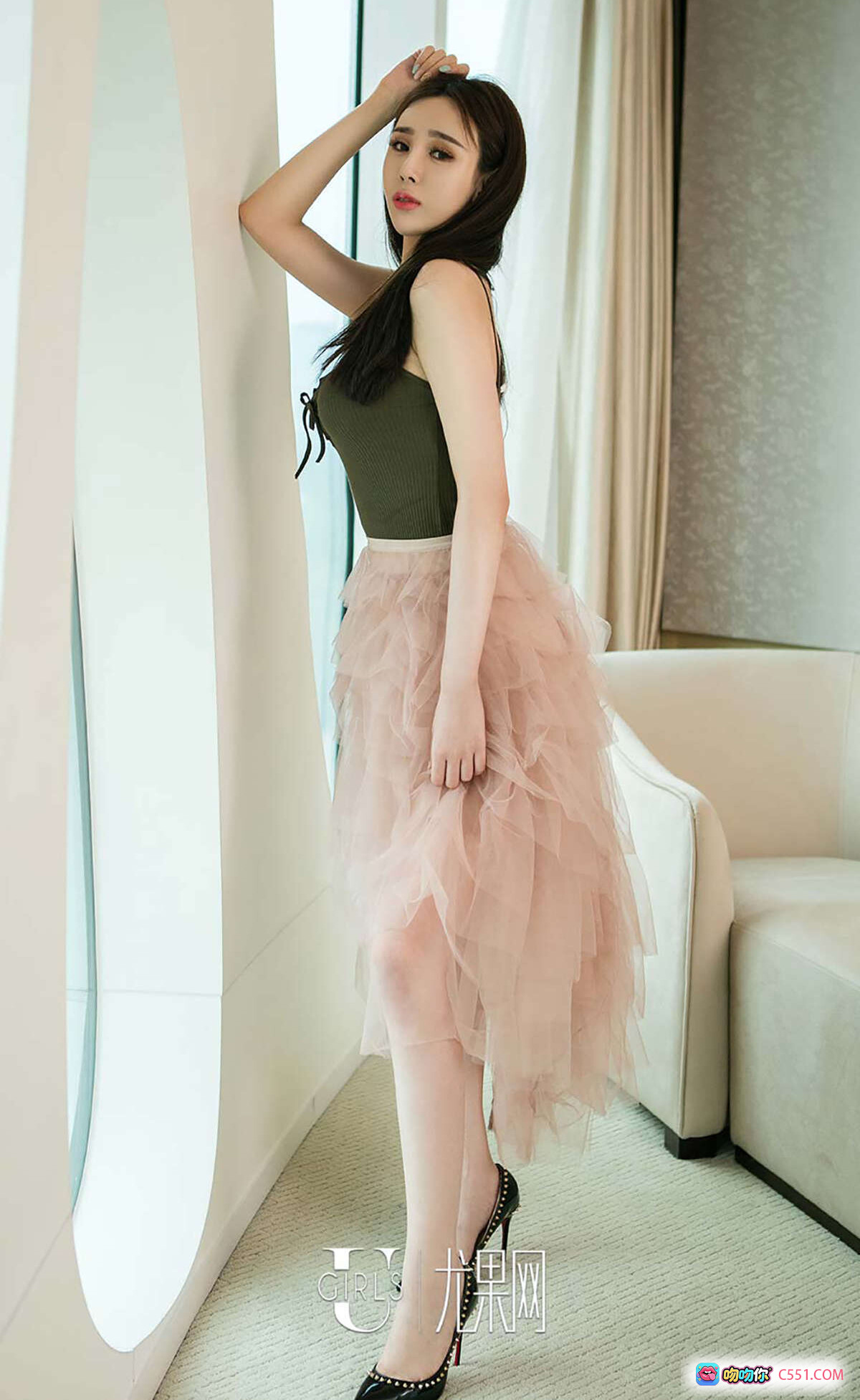 于思琪优雅写真 | 粉色纱裙+军绿吊带 | 高跟黑鞋室内美拍 | Ugirls尤果网爱尤物No.375 - 就要吻