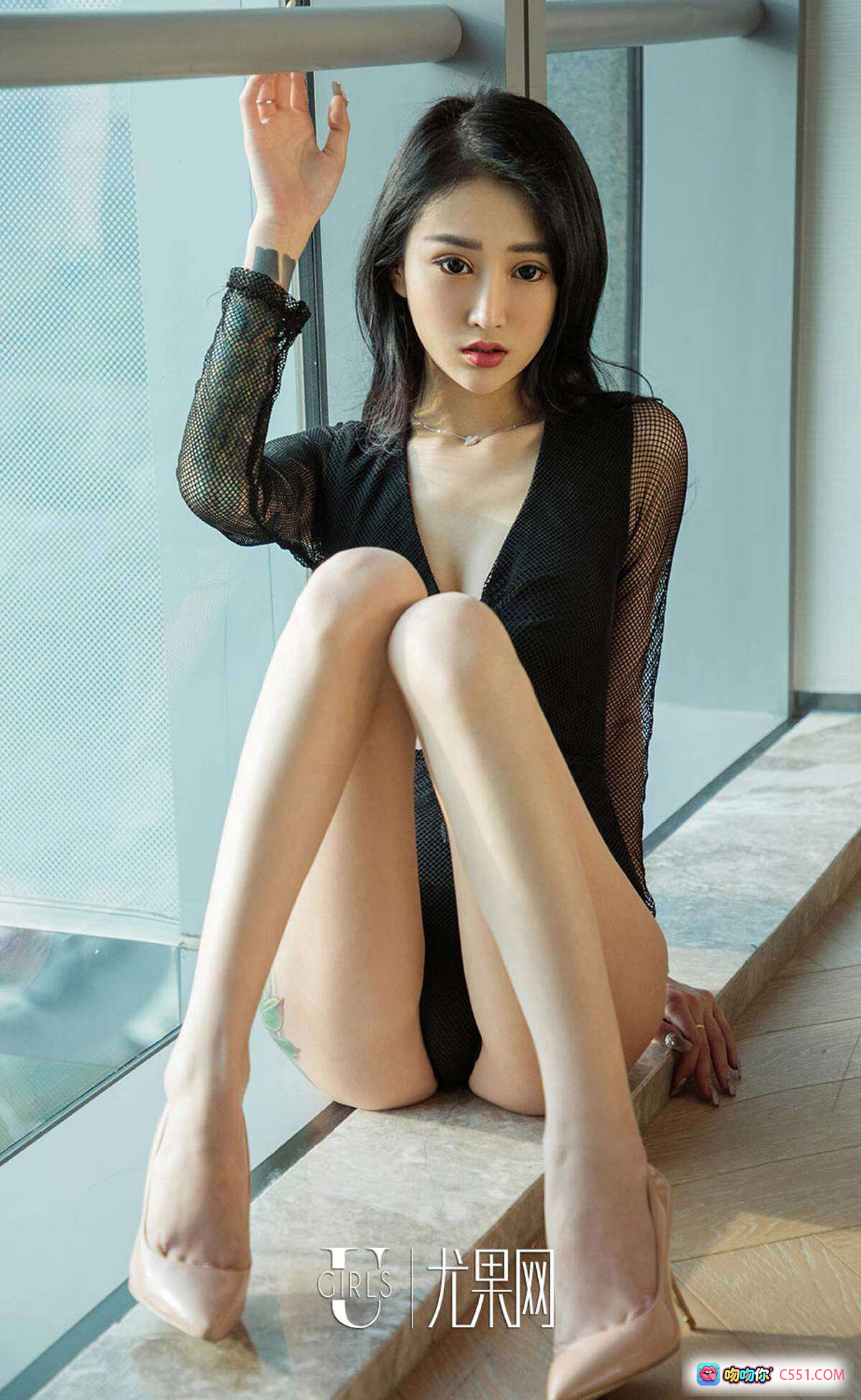 Ugirls尤果网爱尤物No.1237彩虹写真｜黑纱透视连体衣+高跟美腿+窗边坐姿性感私房照 - 就要吻