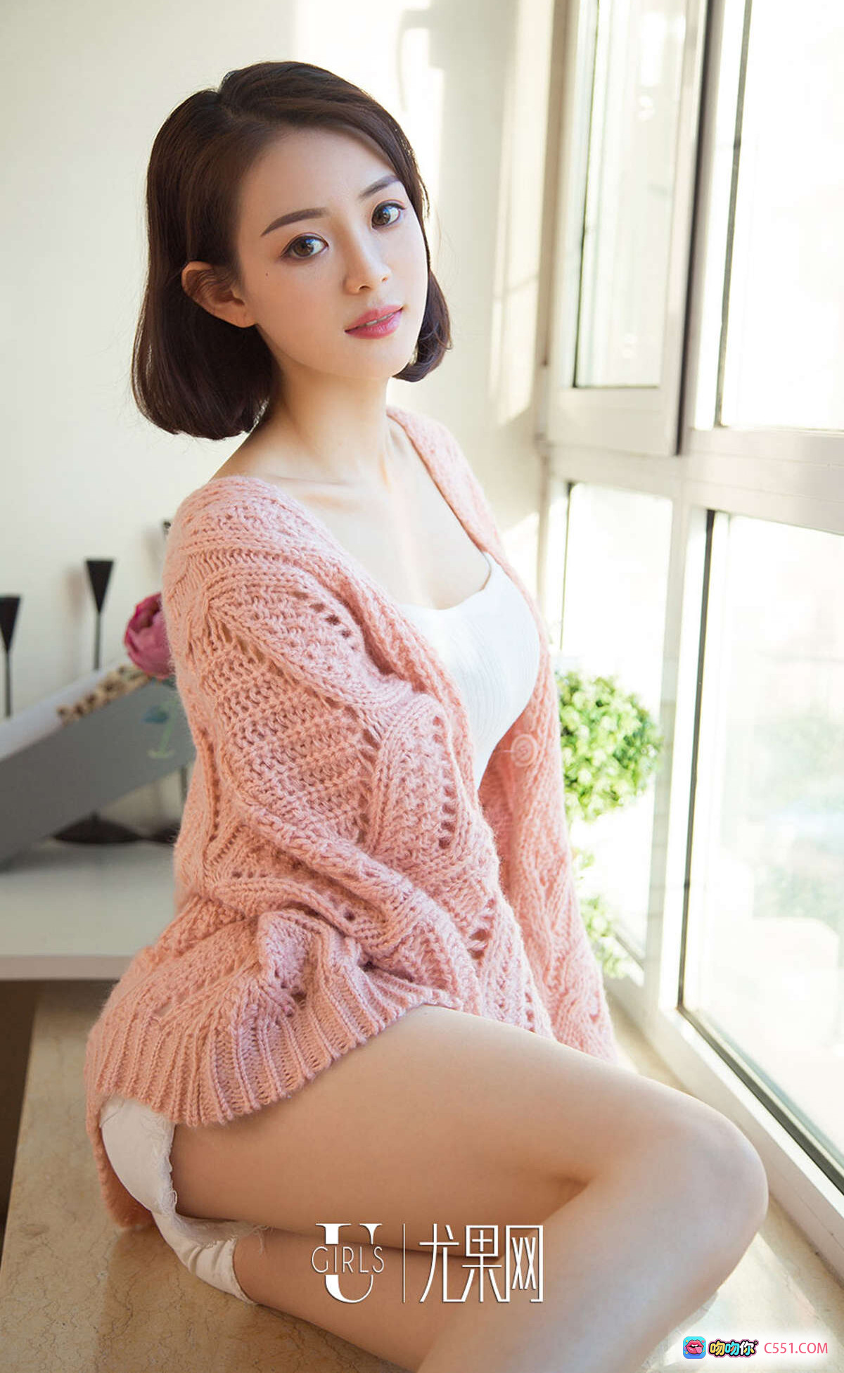 Ugirls尤果网筱筱甜甜美写真 | 粉色针织开衫+白色内搭窗边私房照 | 2019.01.04 No.1325 爱尤物专辑 - 就要吻