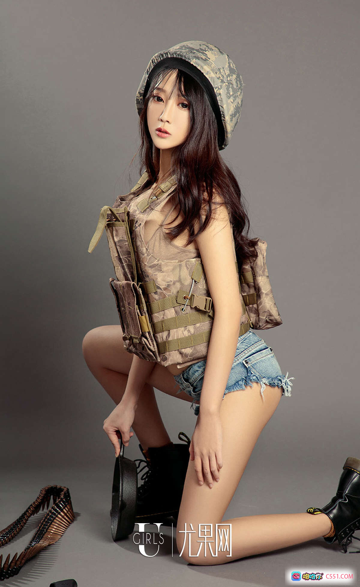 Ugirls尤果网爱尤物专辑No.992何嘉颖军事风写真：迷彩头盔+战术背心+牛仔短裤+黑色军靴性感蹲姿美腿特写 - 就要吻