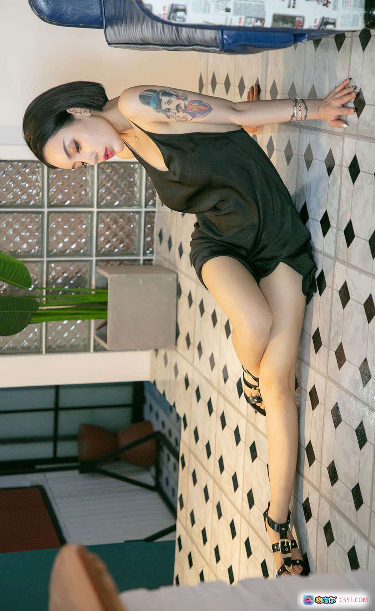 图片[4] - 陆梓琪黑裙性感写真 | 尤果网爱尤物专辑No.1555 | 2019.08.23高清私房照 | 短发美背露肩造型 | 金色椅子室内拍摄 - 就要吻