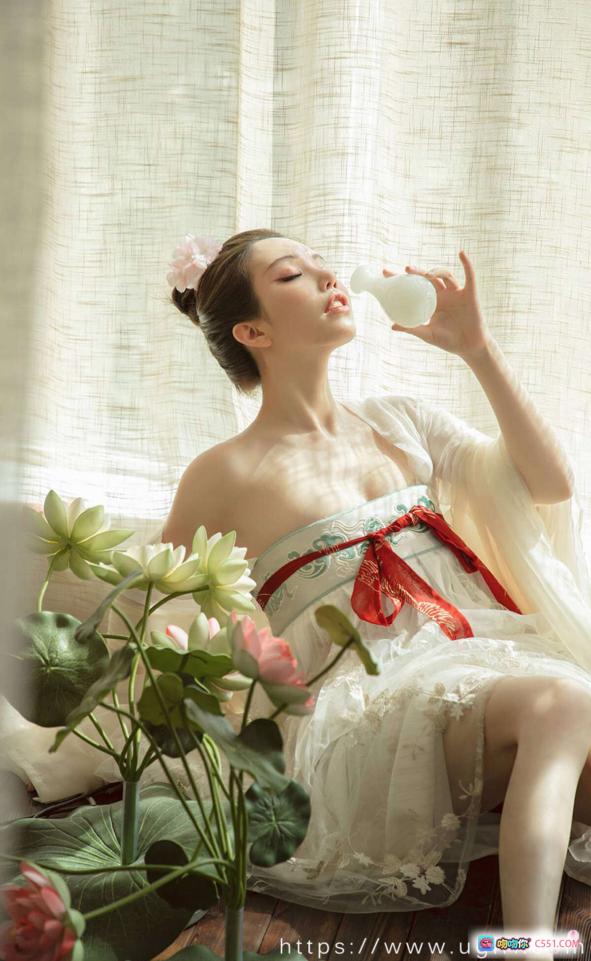 图片[3] - 妮小妖古风写真｜荷叶莲花点缀｜白色蕾丝裙装｜柔美姿态｜窗边自然光｜Ugirls尤果网爱尤物专辑No.1923 - 就要吻