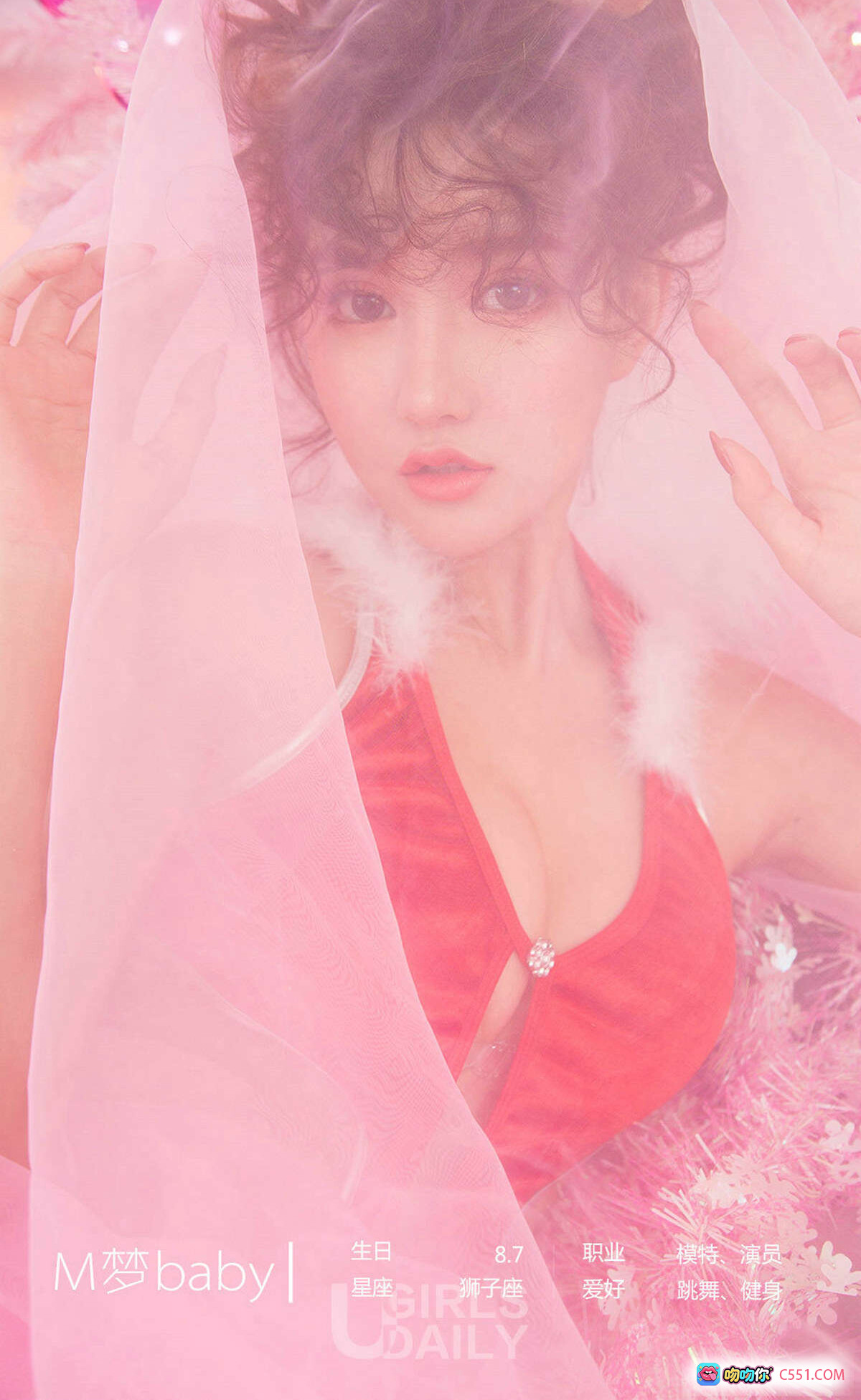 图片[10] - Ugirls尤果网爱尤物No.1315 M梦baby圣诞红装性感写真 粉色梦幻背景 丝绒吊带露腰造型 甜美卷发鹿角发饰 35P高清图集 - 就要吻