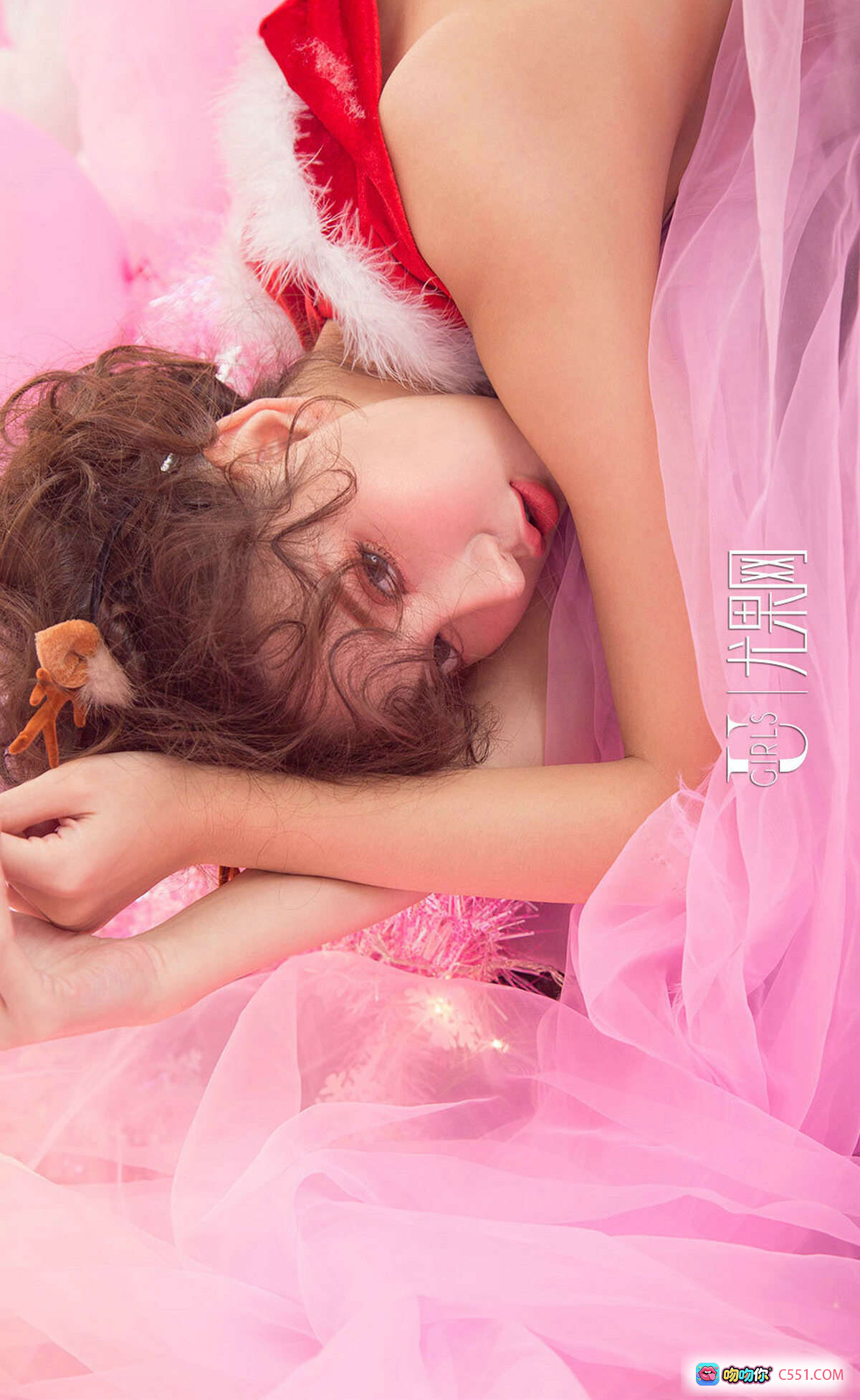 图片[9] - Ugirls尤果网爱尤物No.1315 M梦baby圣诞红装性感写真 粉色梦幻背景 丝绒吊带露腰造型 甜美卷发鹿角发饰 35P高清图集 - 就要吻