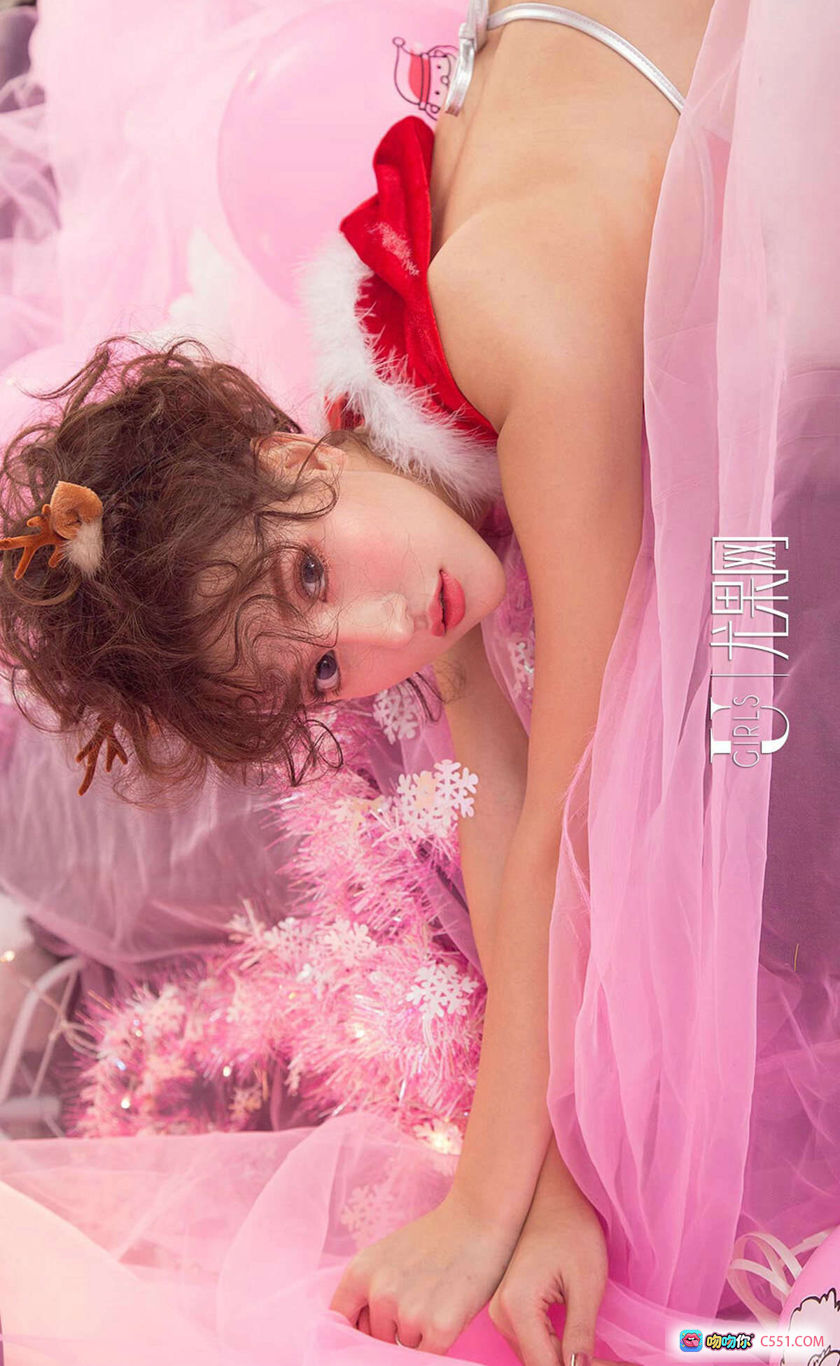 图片[7] - Ugirls尤果网爱尤物No.1315 M梦baby圣诞红装性感写真 粉色梦幻背景 丝绒吊带露腰造型 甜美卷发鹿角发饰 35P高清图集 - 就要吻