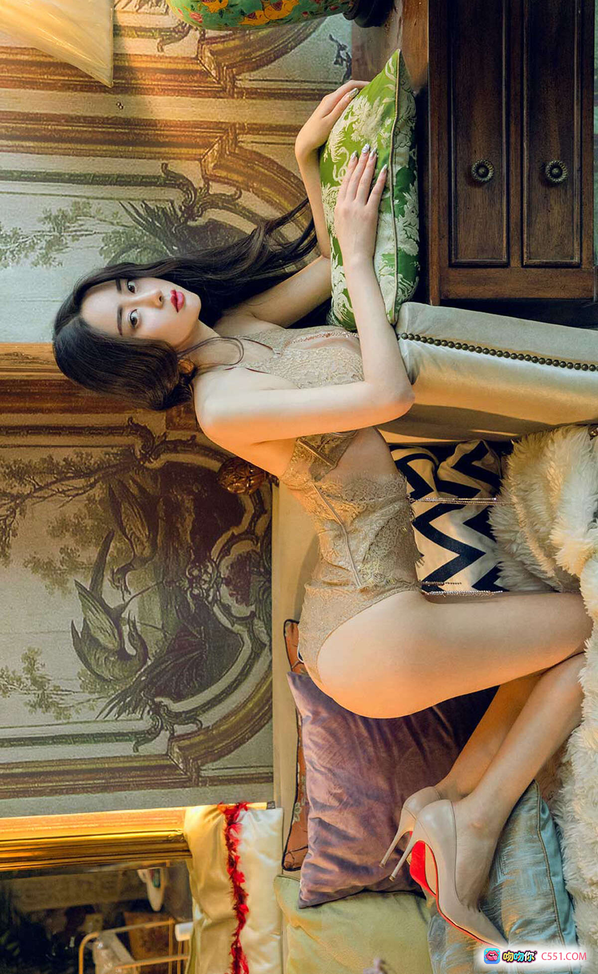 图片[8] - 穆菲菲性感写真｜金色蕾丝内衣｜窗边私房美拍｜长卷发女神｜尤果网爱尤物专辑No.1412 - 就要吻