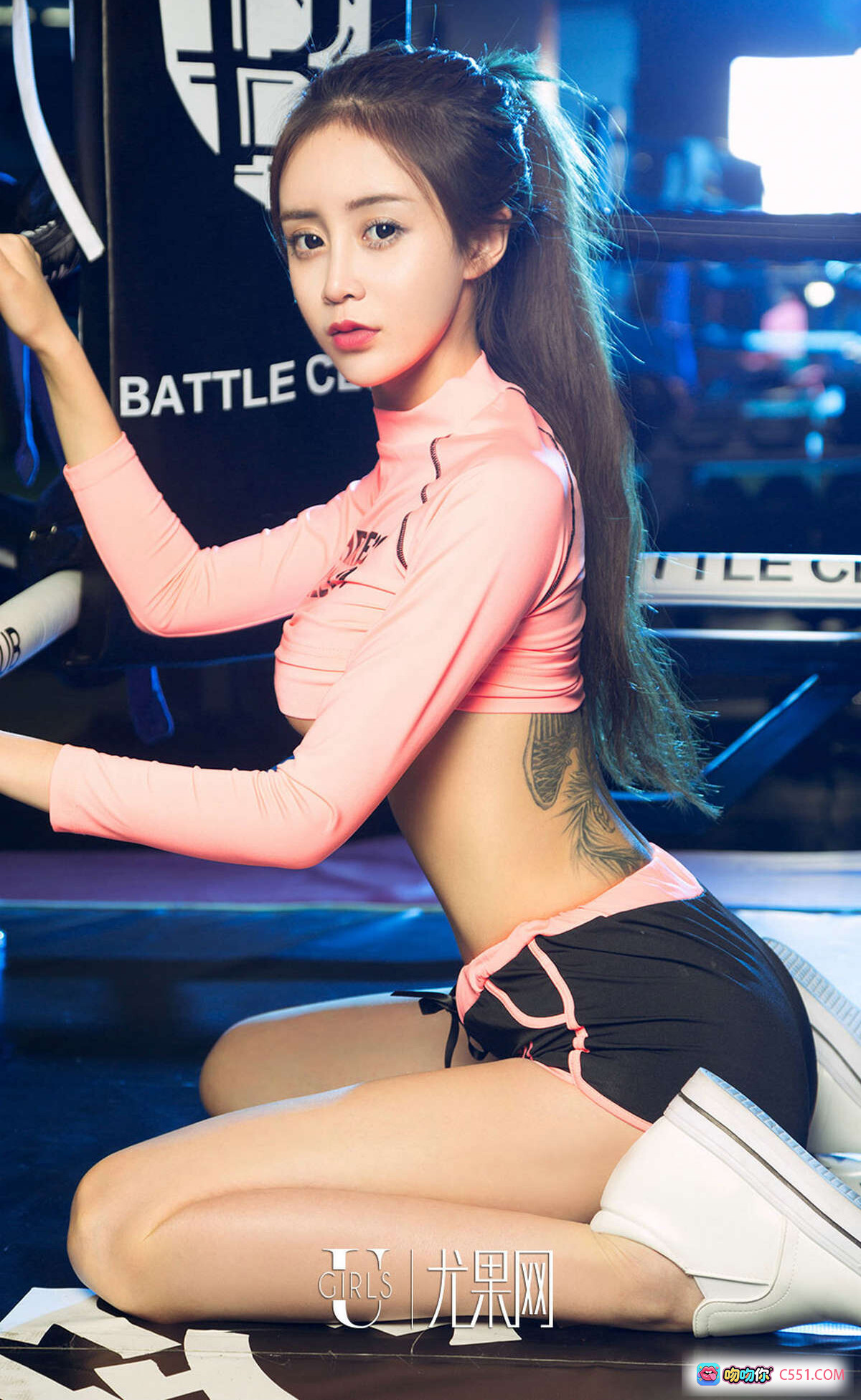 图片[2] - 琪歌健身写真 | 粉色运动上衣+黑色短裤 | 尤果网Ugirls爱尤物No.691 | 健美身材+腰侧纹身 | 健身房场景性感摆拍 - 就要吻