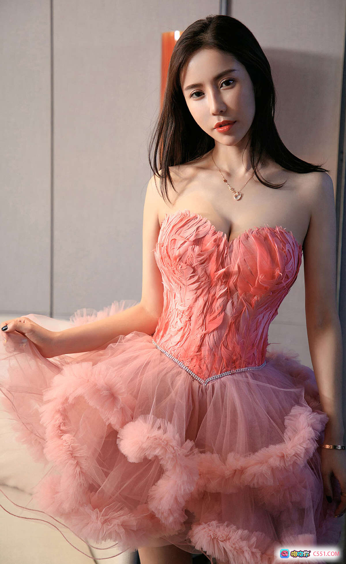 田小燕粉色羽毛抹胸礼服写真｜Ugirls尤果网爱尤物专辑2019.04.04 No.1415优雅性感高清图集 - 就要吻