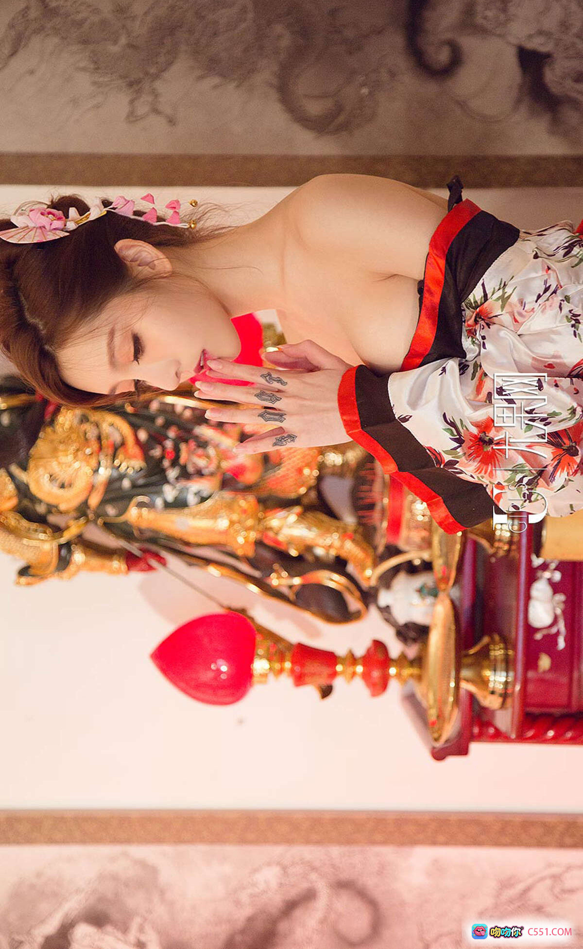 图片[9] - 日式和风美女持武士刀写真｜萱宸金梓林兔尤果网2018经典和服造型｜传统面具背景｜精致发饰与花卉纹样和服 - 就要吻