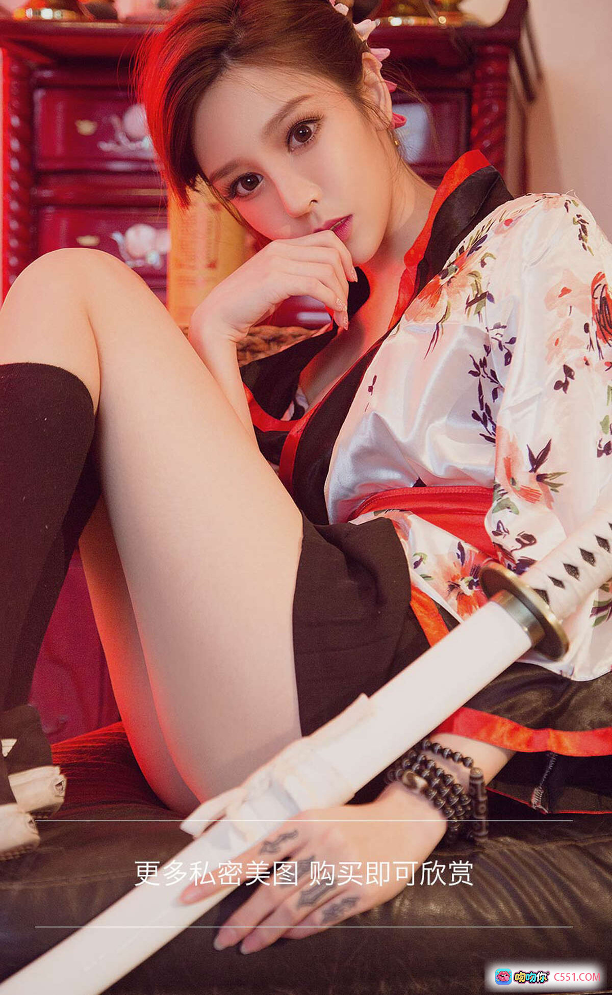 图片[5] - 日式和风美女持武士刀写真｜萱宸金梓林兔尤果网2018经典和服造型｜传统面具背景｜精致发饰与花卉纹样和服 - 就要吻