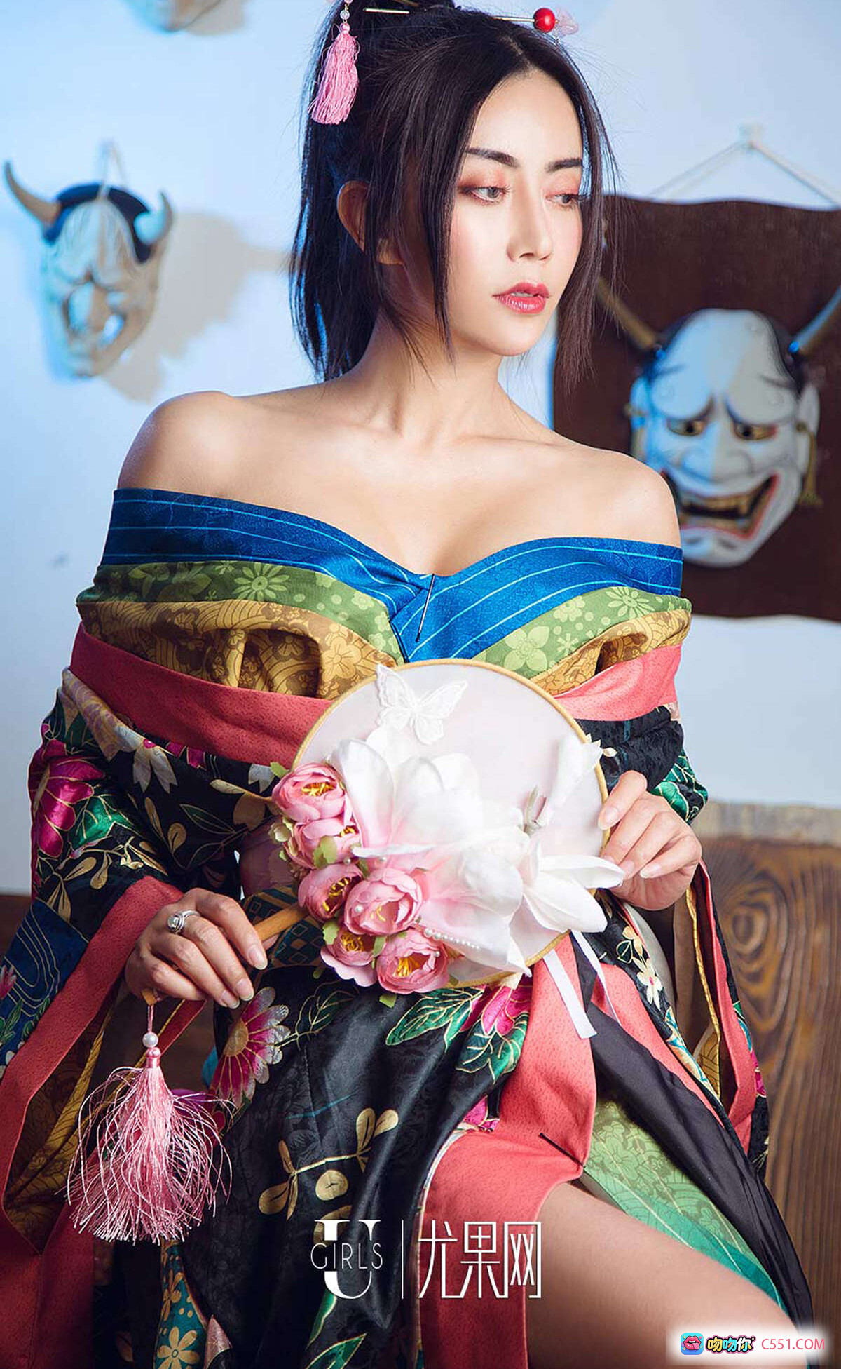 图片[4] - 日式和风美女持武士刀写真｜萱宸金梓林兔尤果网2018经典和服造型｜传统面具背景｜精致发饰与花卉纹样和服 - 就要吻