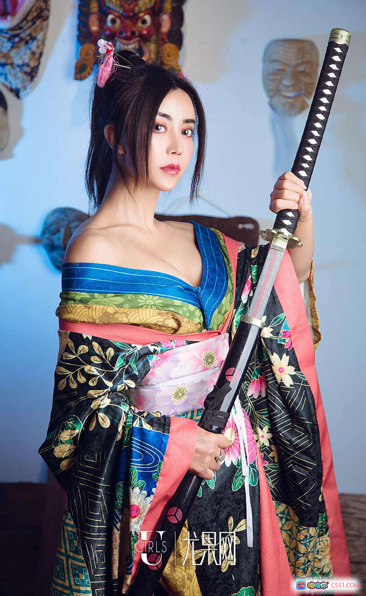 日式和风美女持武士刀写真｜萱宸金梓林兔尤果网2018经典和服造型｜传统面具背景｜精致发饰与花卉纹样和服 - 就要吻