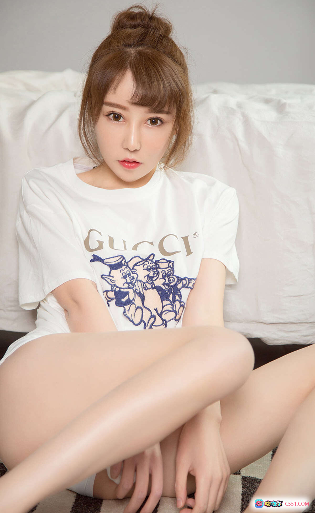 图片[1] - 夏瑶身穿Gucci印花白T恤居家写真 | 尤果网爱尤物专辑No.1414 | 2019年4月3日高清美图 - 就要吻