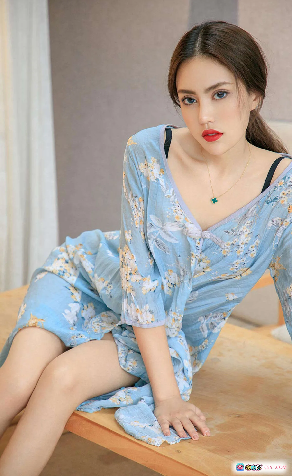 明娜清新蓝花裙写真｜Ugirls尤果网爱尤物专辑2019.10.18 No.1611｜优雅坐姿红唇美腿少女风 - 就要吻