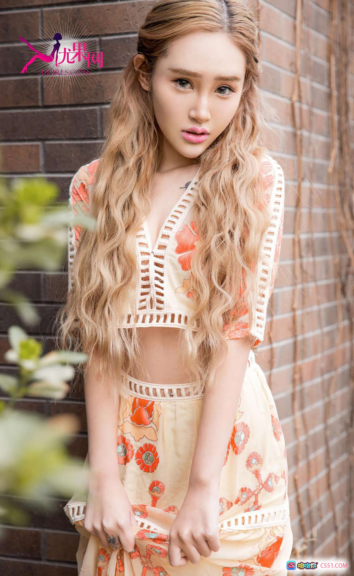Ugirls尤果网爱尤物专辑No.319欣杨刺青Ⅱ写真 金发卷发美女砖墙背景时尚镂空印花套装40P高清图集 - 就要吻