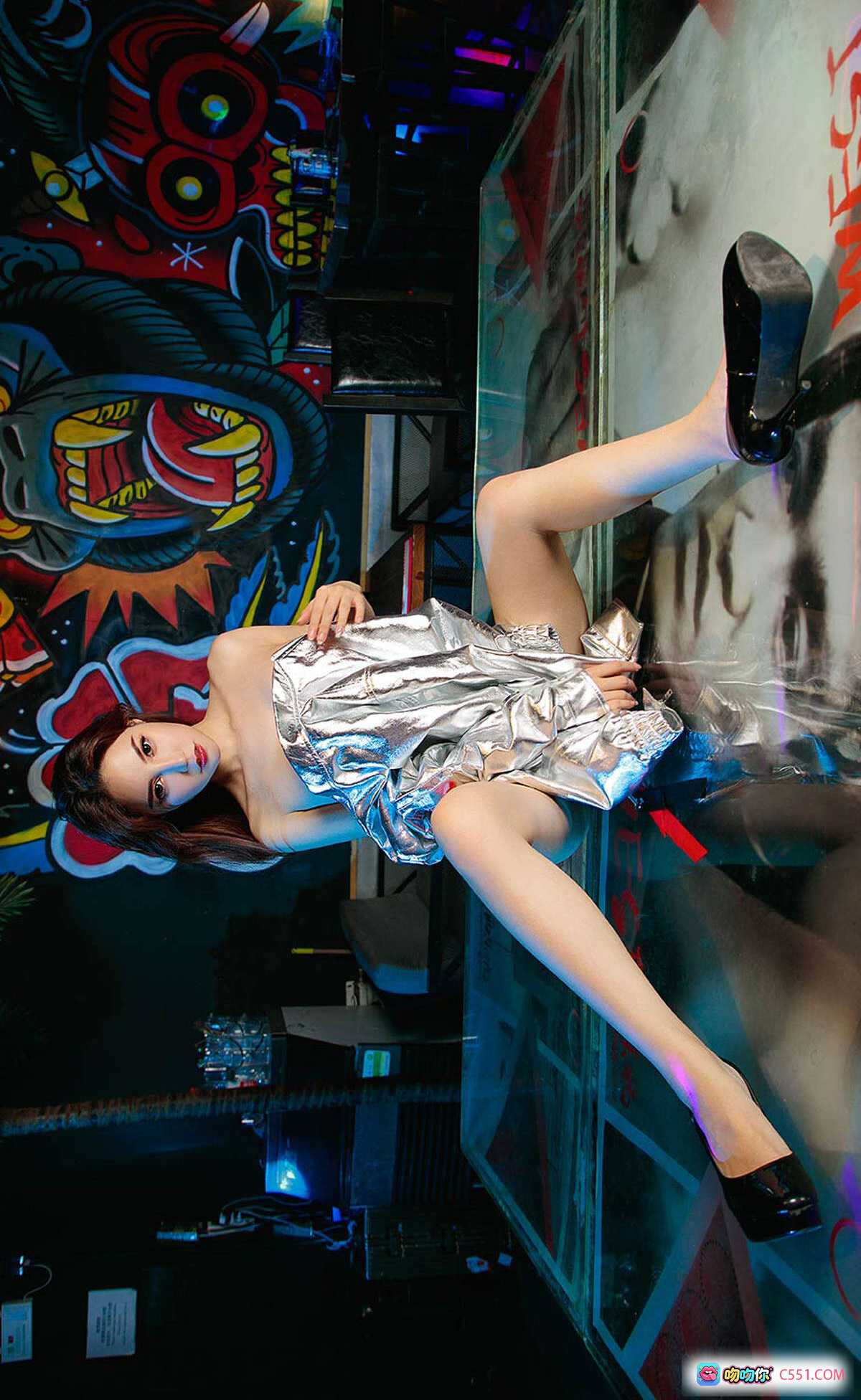 图片[4] - Ugirls尤果网爱尤物专辑No.1536画心为牢 灰色深V连体衣美女私房写真 35P高清美图砖墙皮沙发复古风 - 就要吻