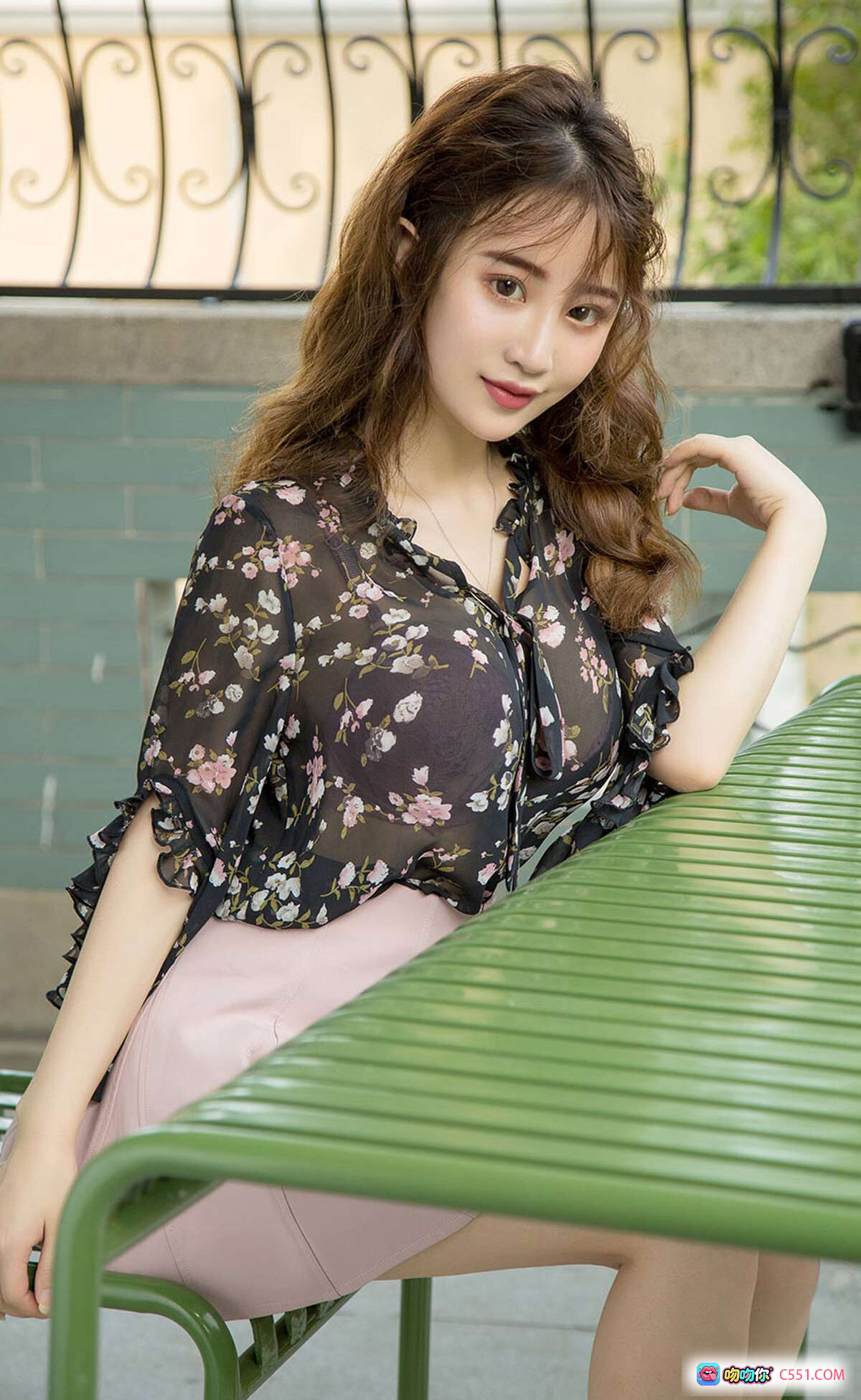 绯月樱Cherry优雅写真｜黑色碎花透视上衣+粉色短裙｜户外绿椅柔美姿态｜Ugirls尤果网爱尤物专辑2019.09.16 No.1579 - 就要吻