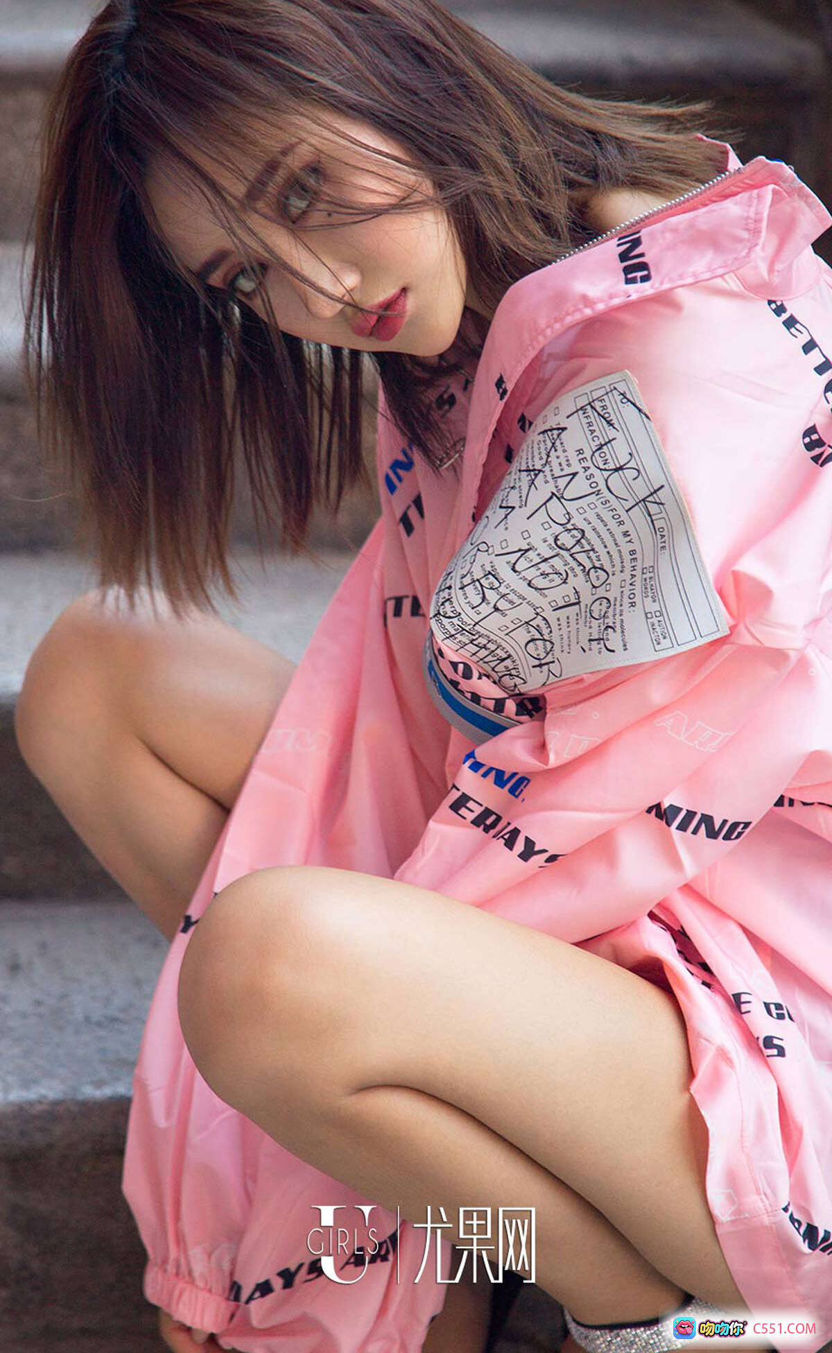 图片[2] - Ugirls尤果网爱尤物专辑No.1216 M梦baby白T牛仔裤户外写真性感纤腰时尚街拍美图 - 就要吻