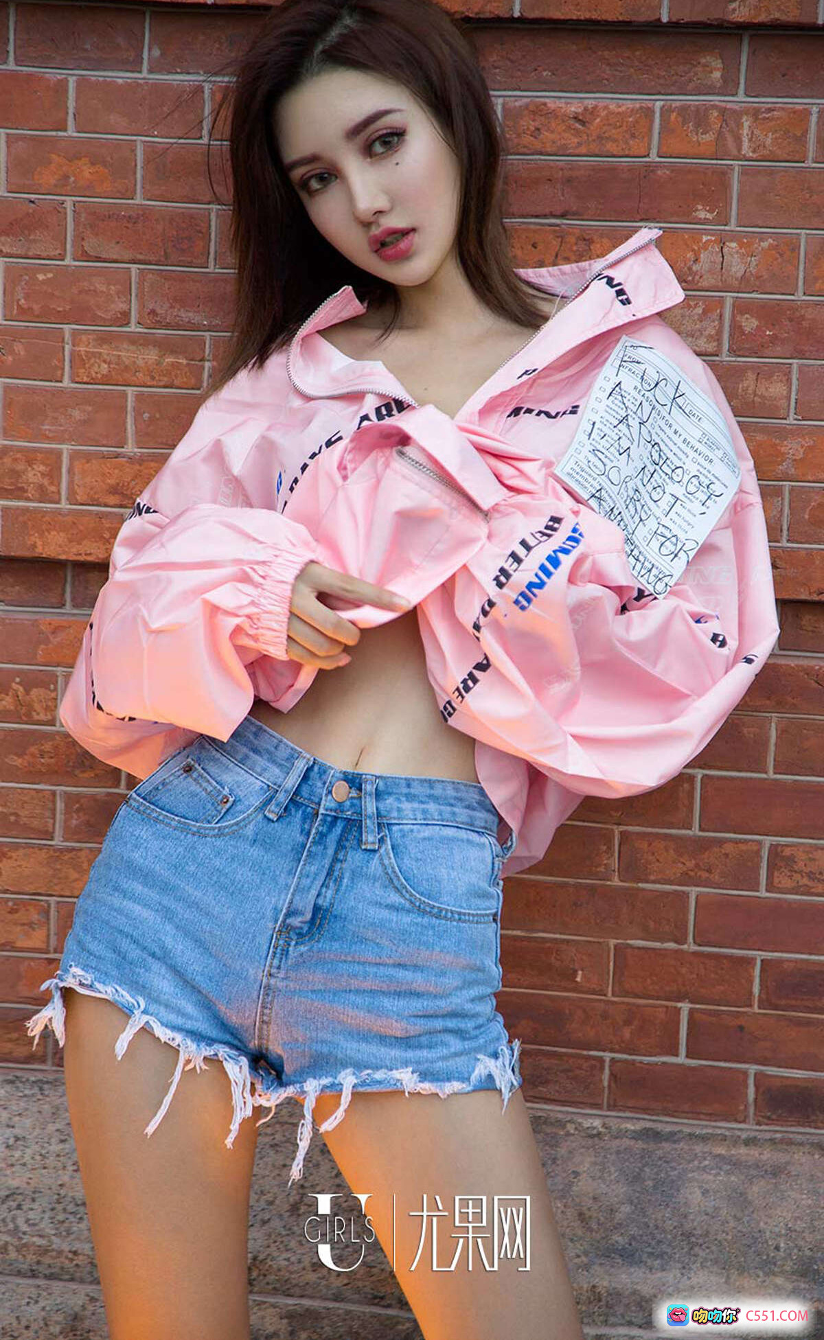 图片[4] - Ugirls尤果网爱尤物专辑No.1216 M梦baby白T牛仔裤户外写真性感纤腰时尚街拍美图 - 就要吻