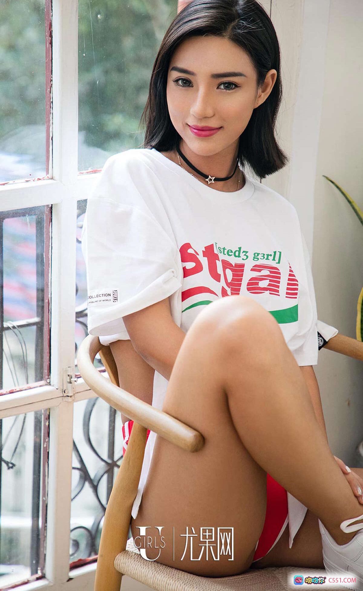 孙丑丑尤果网写真 2018.12.26 No.1316 爱尤物专辑 白T红短裤 窗边木椅 清新自然风 美腿锁骨 星星颈链 时尚休闲穿搭 - 就要吻