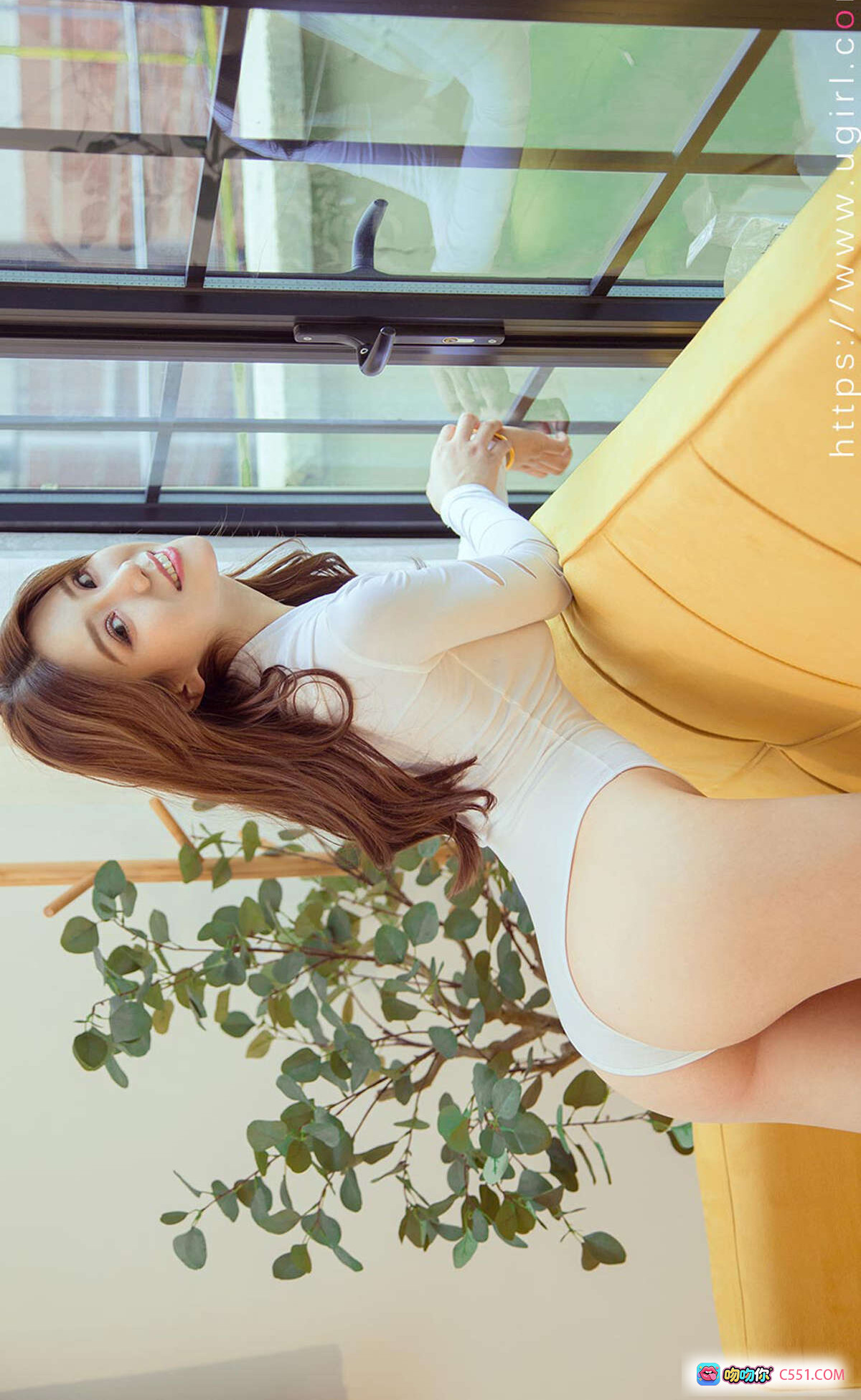 西子尤果网爱尤物专辑2020.01.08 No.1694 白色紧身衣黄裙窗边微笑写真35P高清美图 - 就要吻