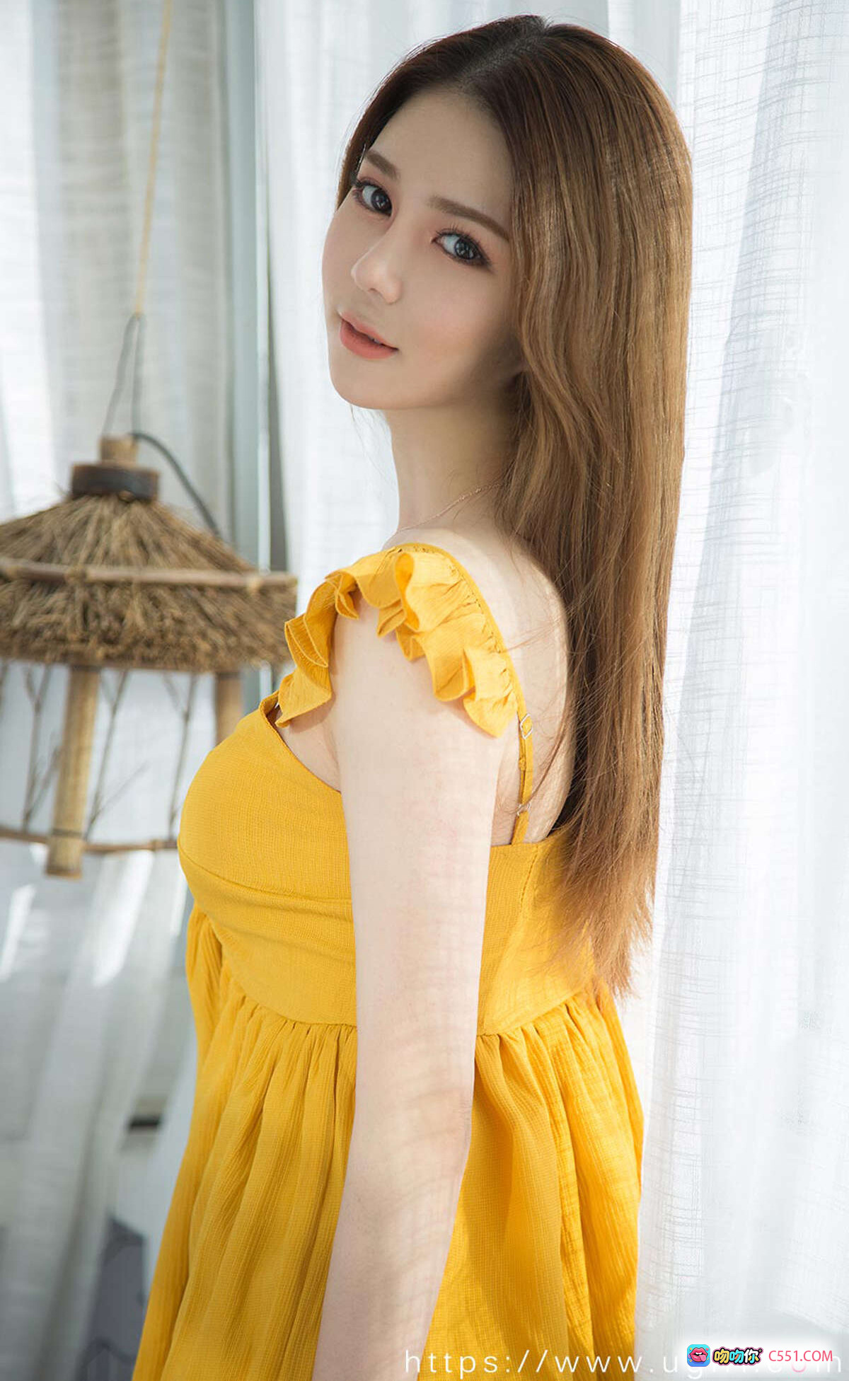 图片[7] - 如歌身穿黄色露肩连衣裙坐姿优雅，长发柔顺气质清新，室内白纱背景温馨浪漫，Ugirls尤果网爱尤物专辑No.1677高清写真 - 就要吻