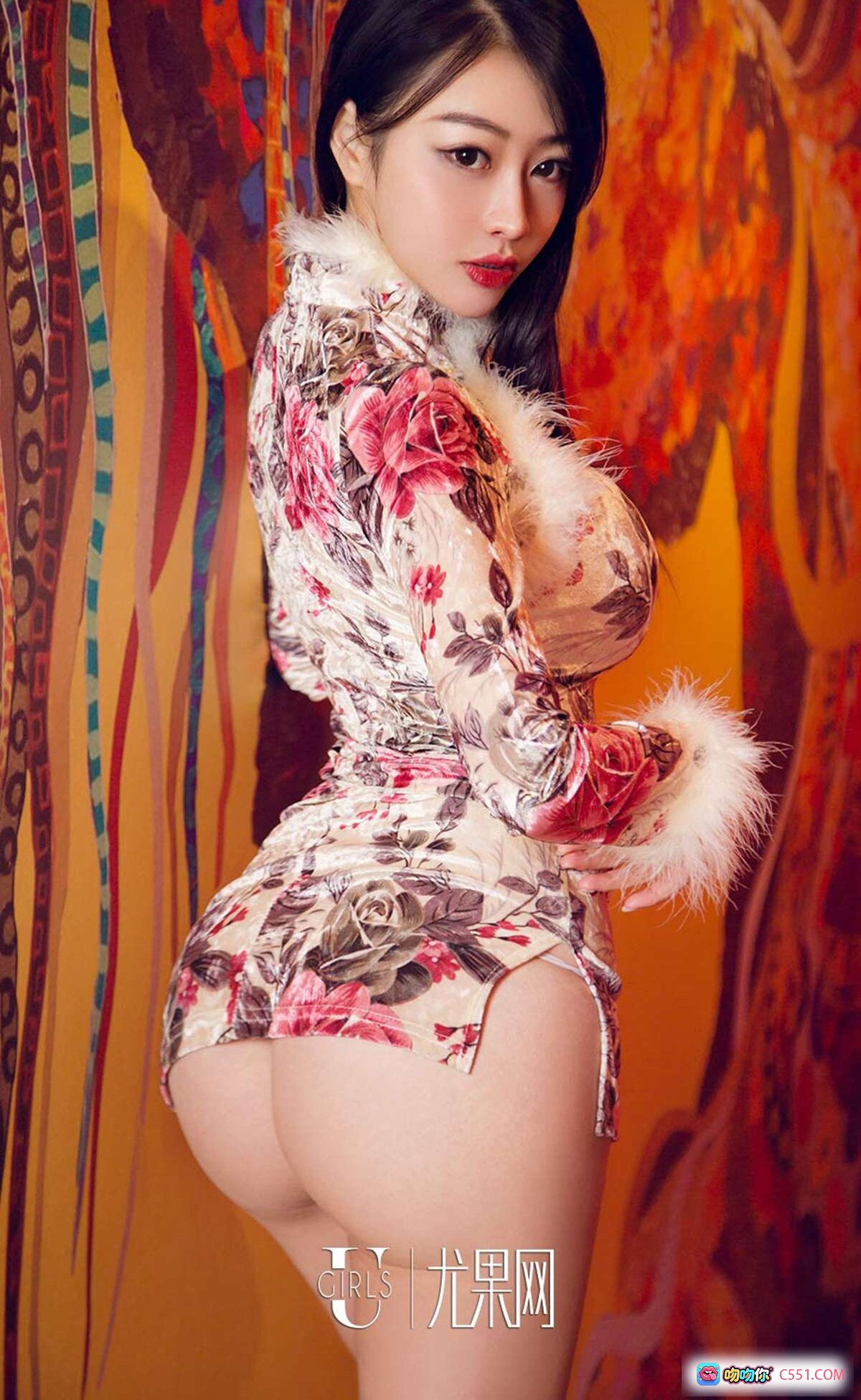 Ugirls尤果网爱尤物专辑No.1358小欣欣性感写真｜花卉旗袍羽毛装饰｜高挑身材曲线美｜2019经典摄影集 - 就要吻