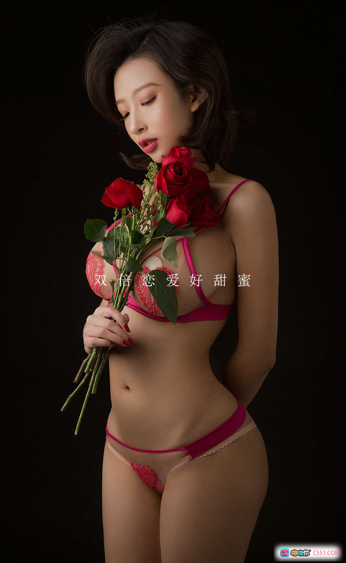 图片[4] - 黑丝吊带连体衣性感写真 栗子小琪双倍恋爱主题 玫瑰花瓣点缀 白色背景高跟鞋美腿诱惑 Ugirls尤果网爱尤物专辑No.1732 - 就要吻