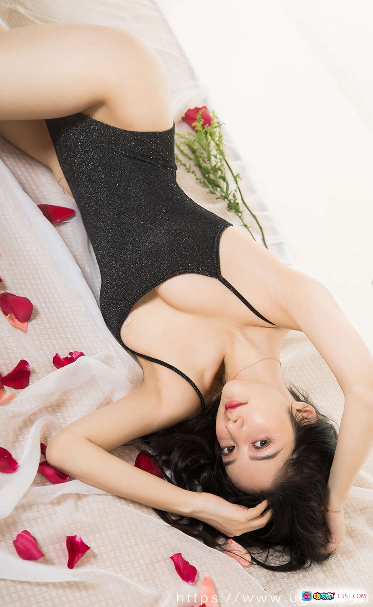 图片[6] - 黑丝吊带连体衣性感写真 栗子小琪双倍恋爱主题 玫瑰花瓣点缀 白色背景高跟鞋美腿诱惑 Ugirls尤果网爱尤物专辑No.1732 - 就要吻