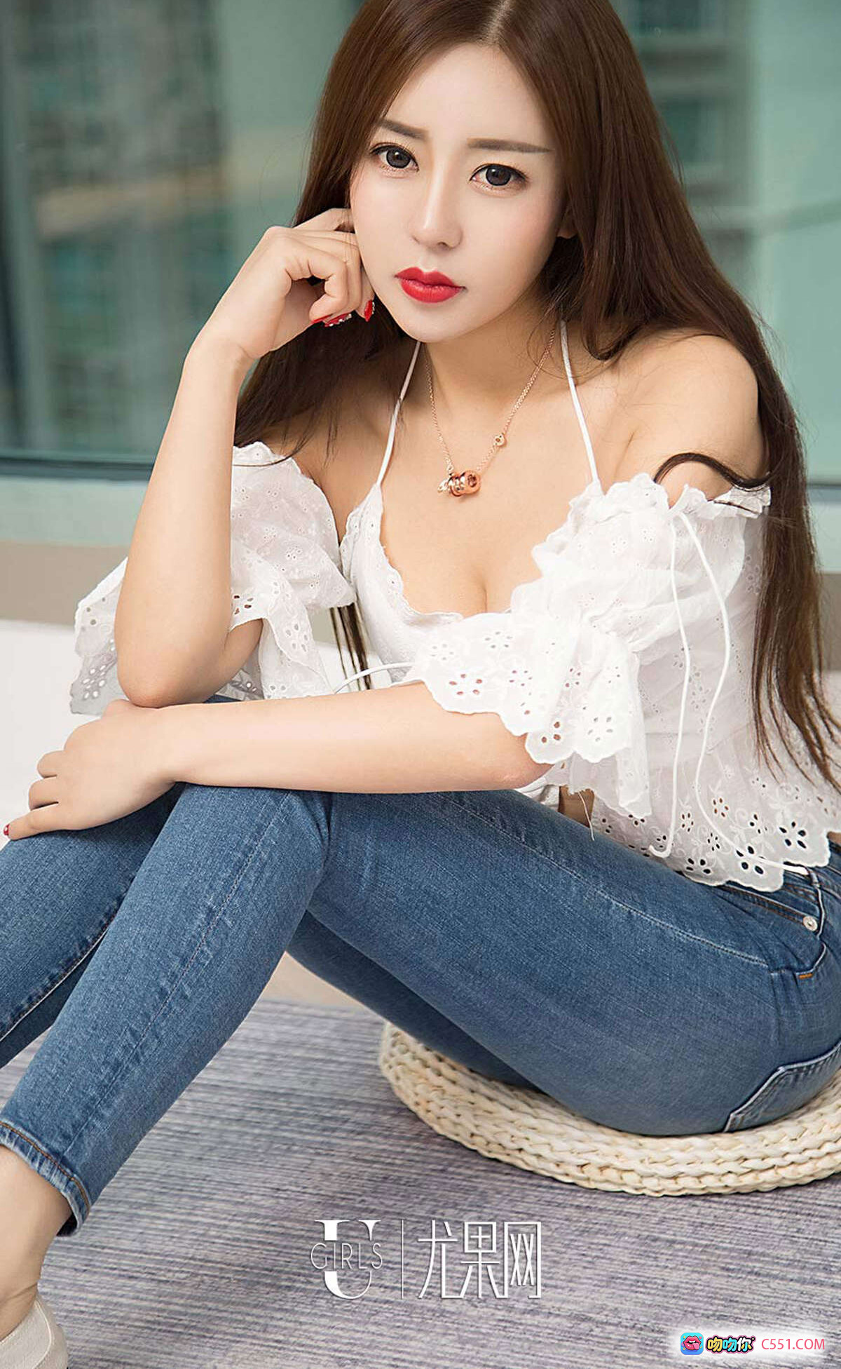 吴美溪性感写真 | 白色蕾丝露肩上衣+牛仔裤 | 尤果网爱尤物专辑No.1399 | 2019.03.19高清美图 - 就要吻