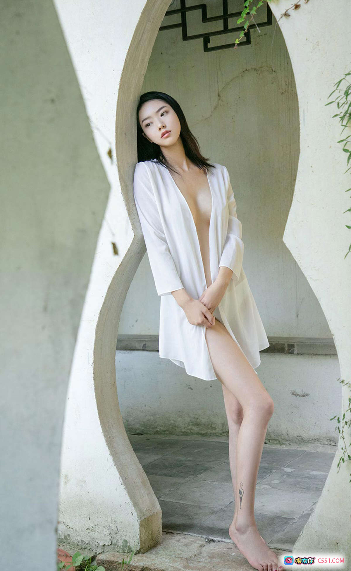 图片[10] - 方子萱白色深V连衣裙写真 | Ugirls尤果网爱尤物专辑2019.09.13 No.1576 | 古典木椅庭院人像摄影 - 就要吻