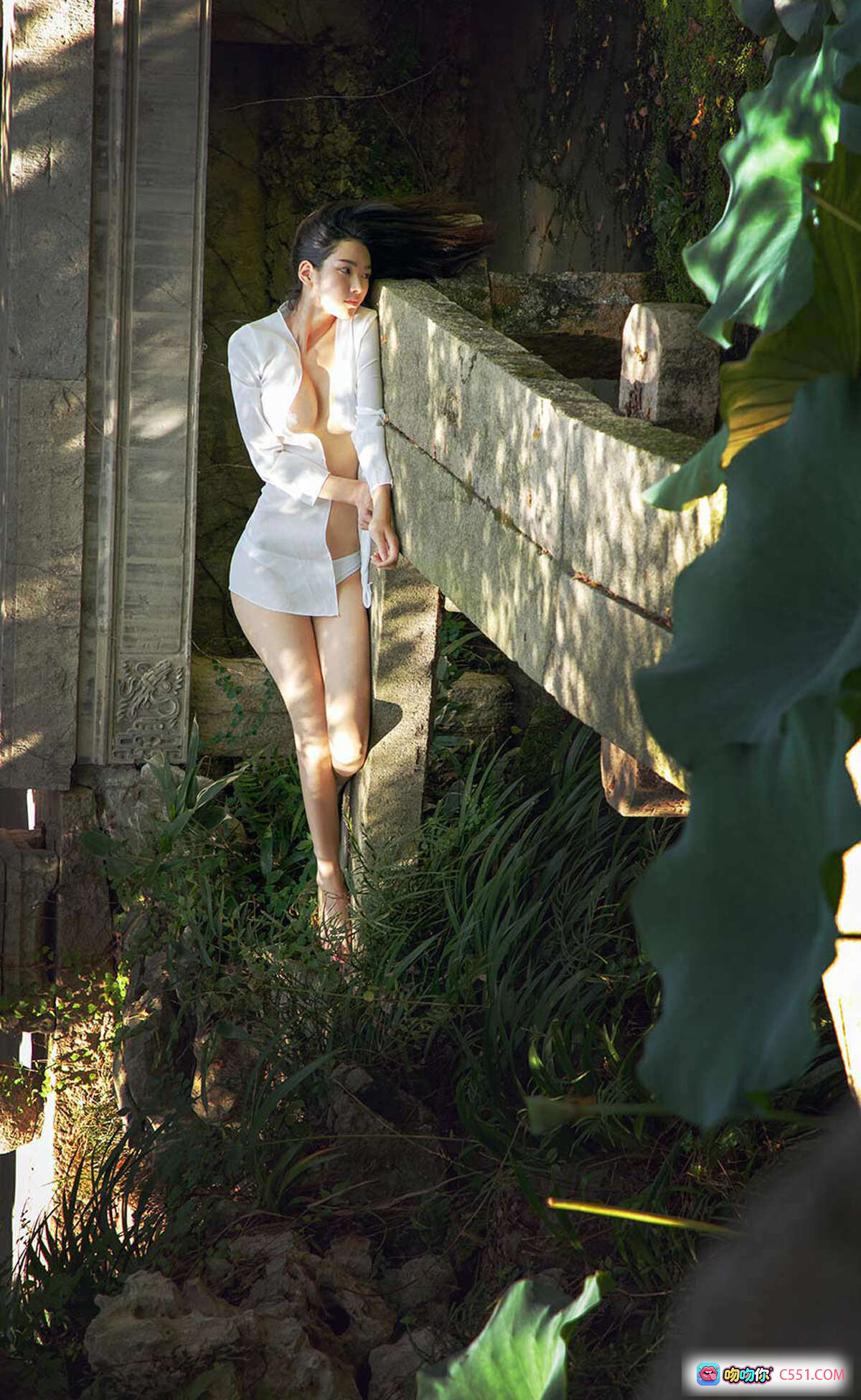 图片[6] - 方子萱白色深V连衣裙写真 | Ugirls尤果网爱尤物专辑2019.09.13 No.1576 | 古典木椅庭院人像摄影 - 就要吻