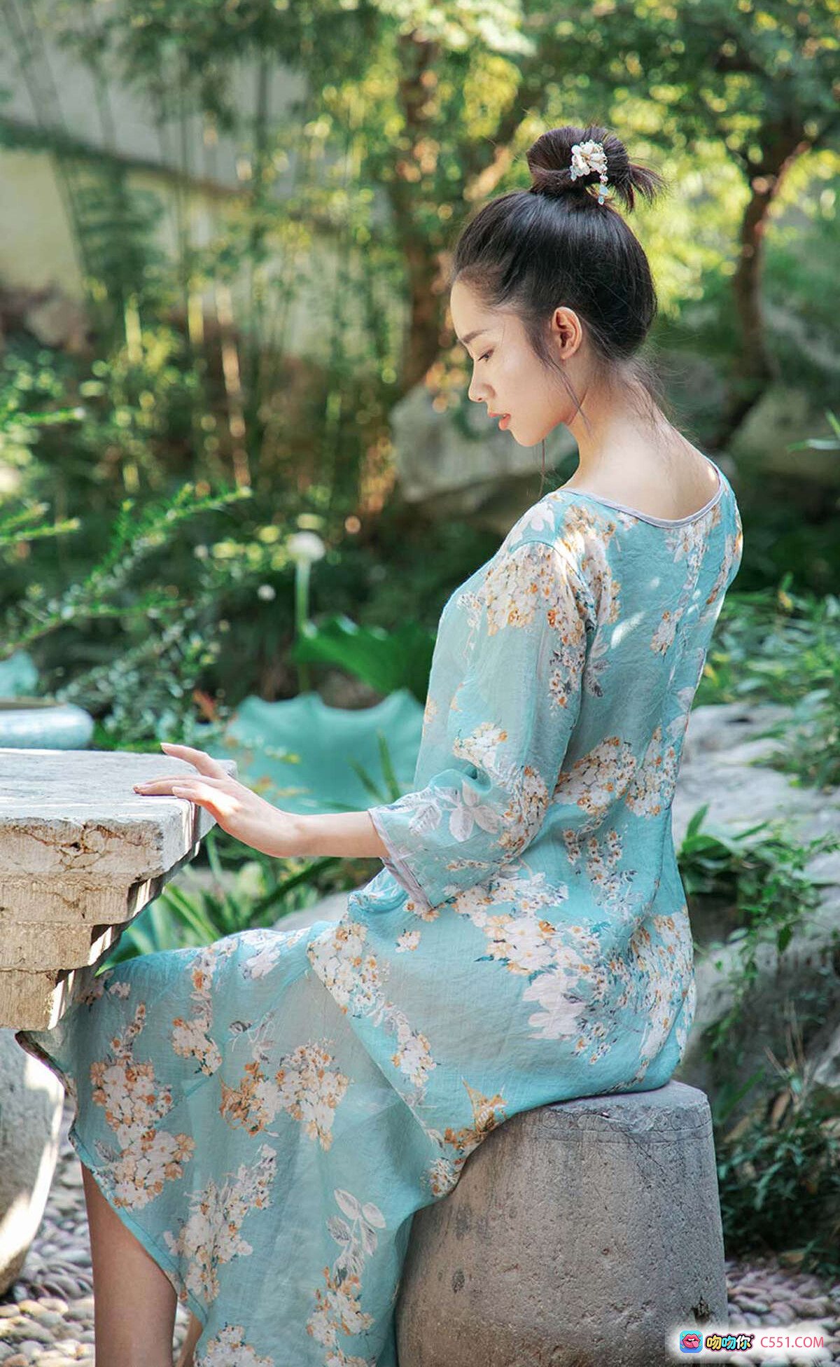 图片[4] - 方子萱白色深V连衣裙写真 | Ugirls尤果网爱尤物专辑2019.09.13 No.1576 | 古典木椅庭院人像摄影 - 就要吻