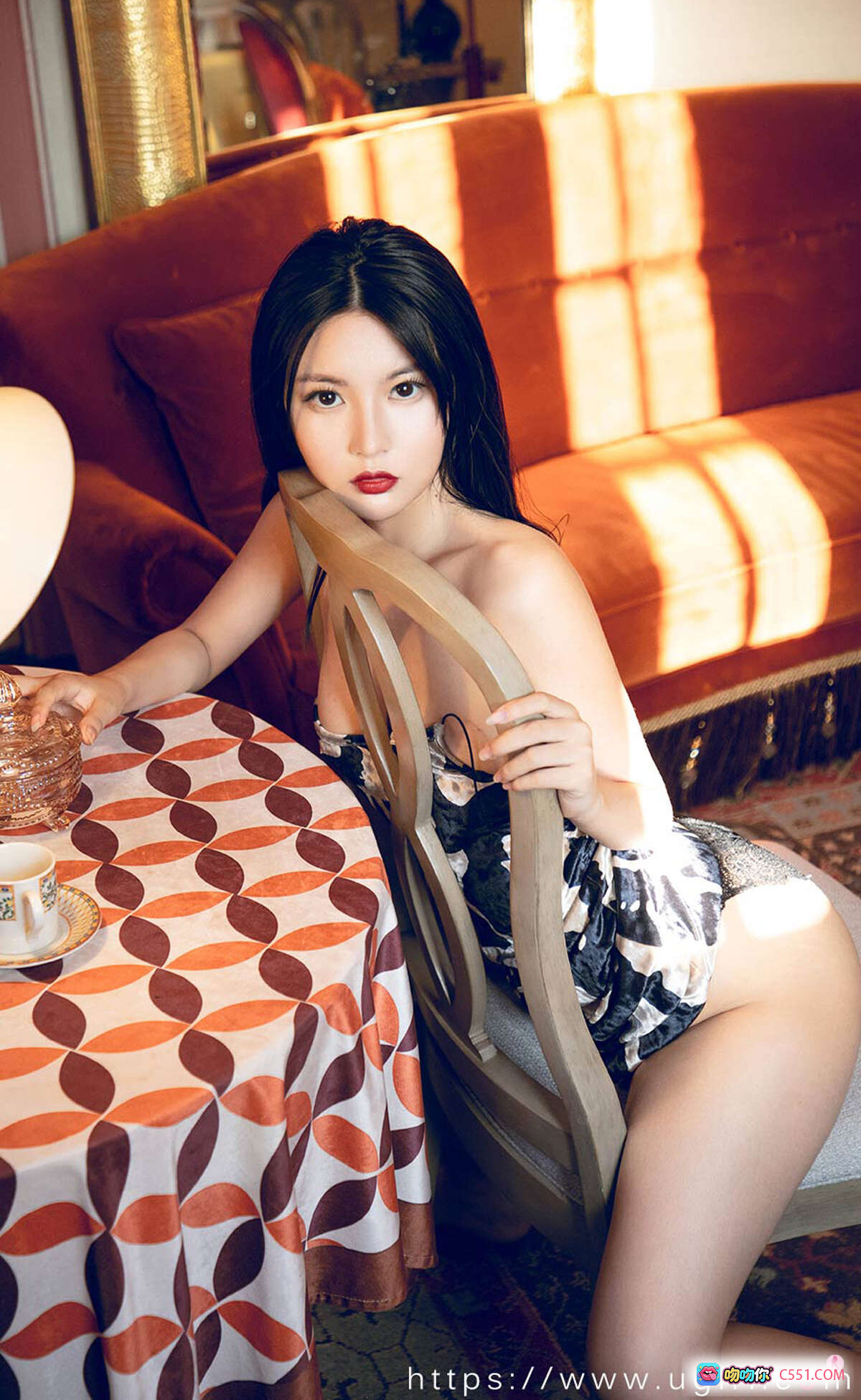 图片[10] - 夏夏优雅躺卧复古沙发 穿黑白印花短裤展柔美曲线 室内暖光氛围感写真 Ugirls尤果网爱尤物专辑No.1932 - 就要吻