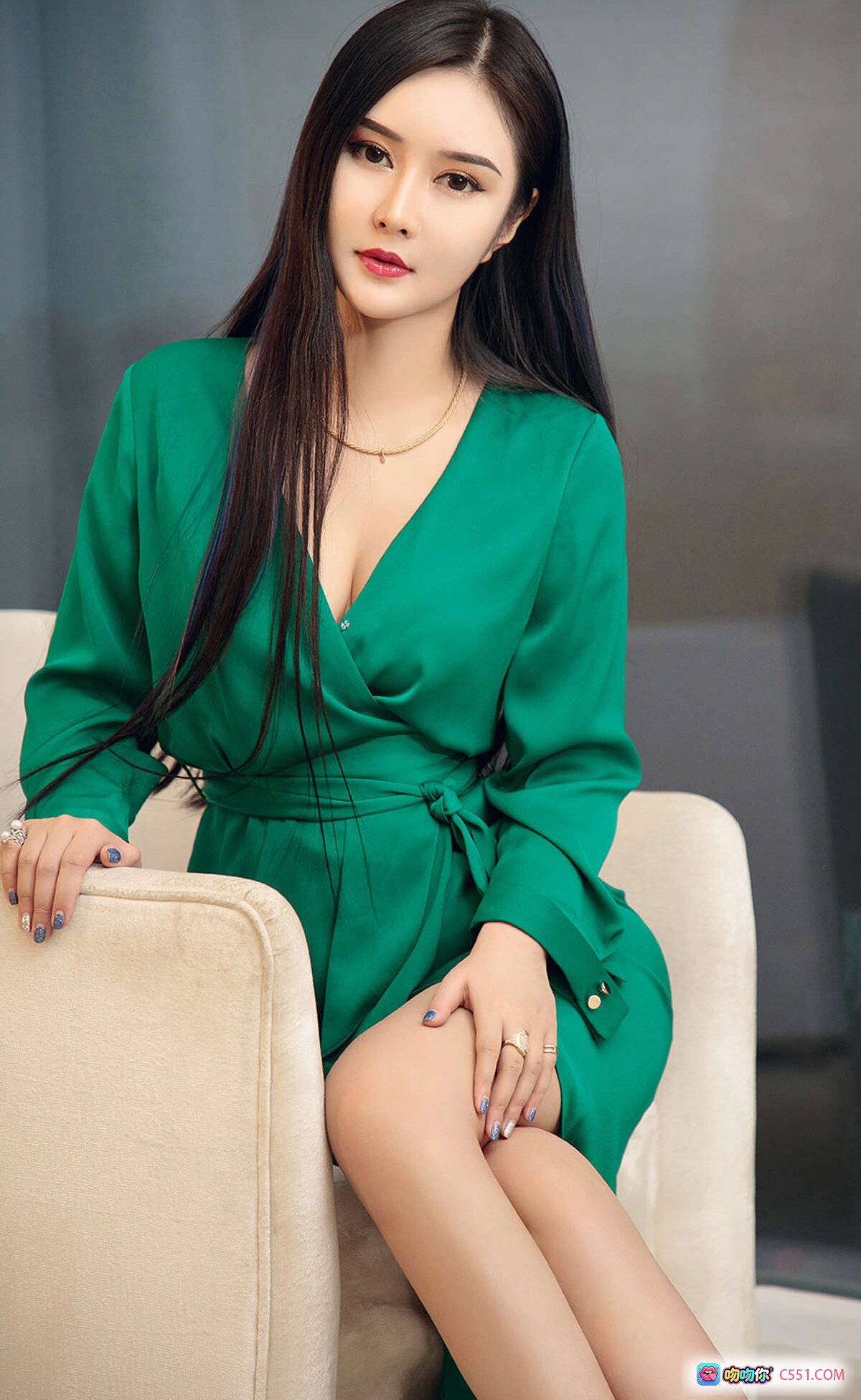 米卡绿色V领连衣裙优雅写真 | Ugirls尤果网爱尤物专辑2019.04.07 No.1418 | 长发美腿时尚造型 - 就要吻