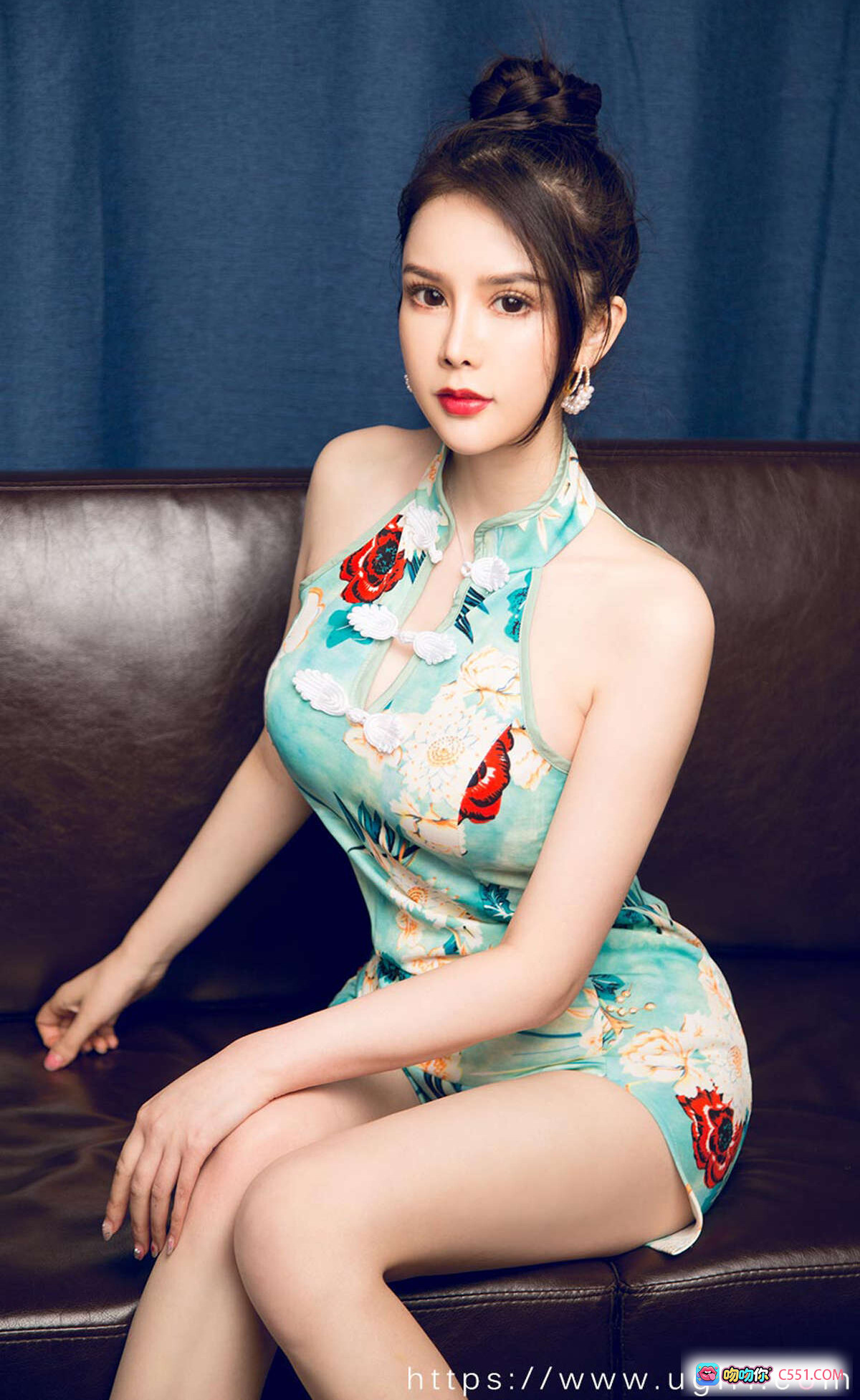 图片[1] - 李丽莎旗袍写真 | 美腿玉足 | 高盘发造型 | 花纹青色旗袍 | 优雅坐姿 | Ugirls尤果网爱尤物专辑No.1818 - 就要吻