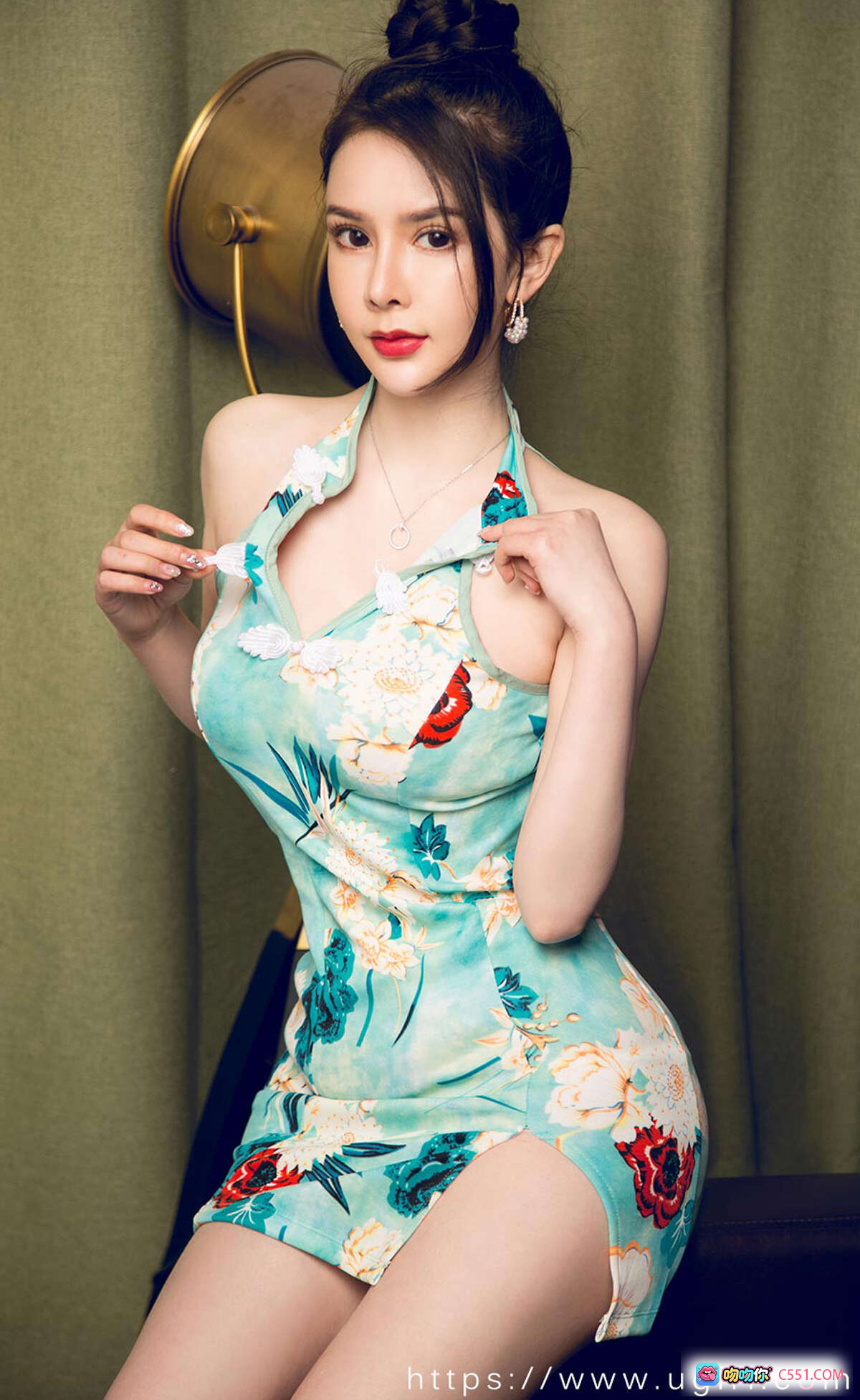 图片[4] - 李丽莎旗袍写真 | 美腿玉足 | 高盘发造型 | 花纹青色旗袍 | 优雅坐姿 | Ugirls尤果网爱尤物专辑No.1818 - 就要吻