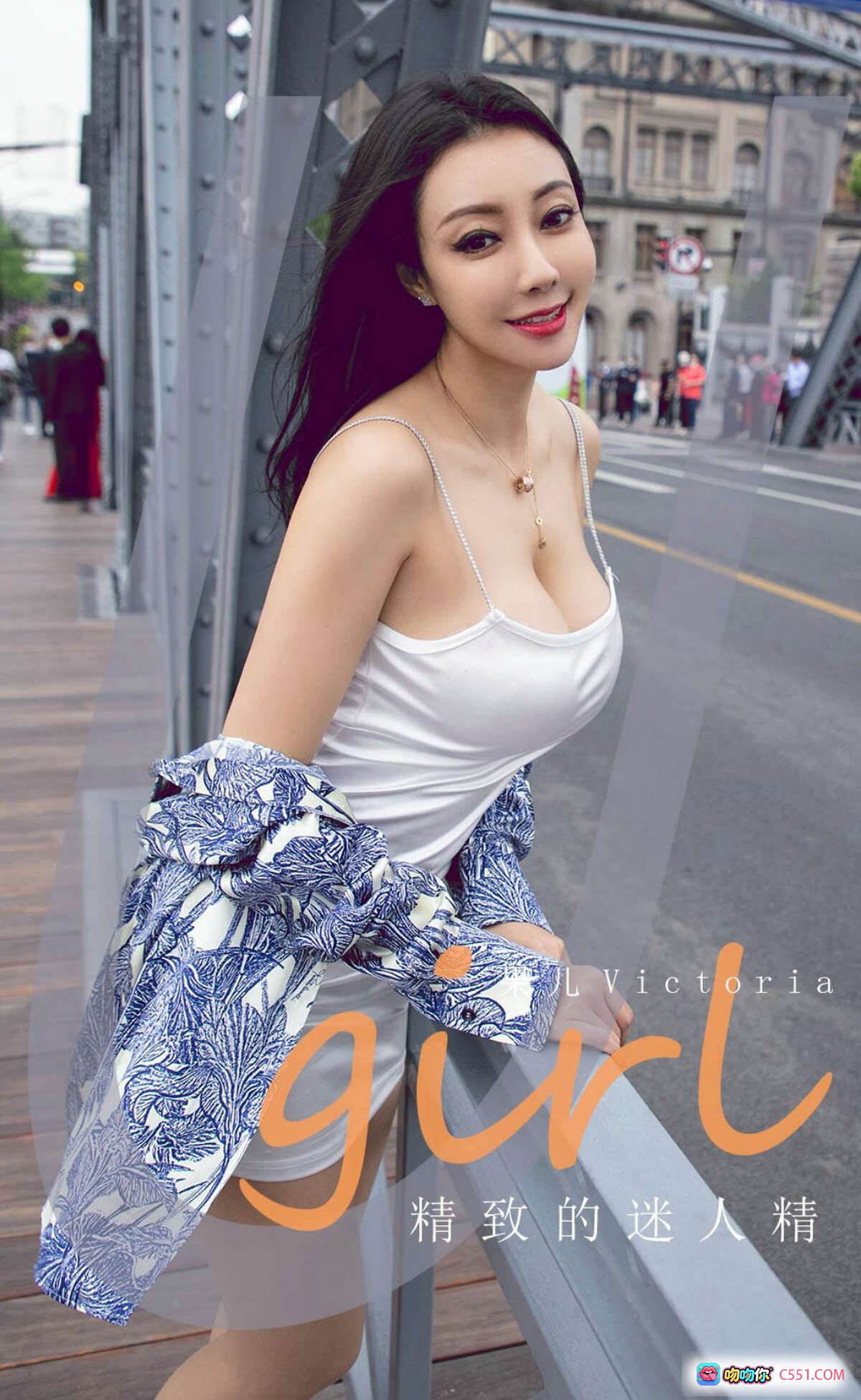 图片[8] - 果儿Victoria街拍写真 | 高跟美腿白裙蓝衫 | 外滩建筑背景时尚大片 | Ugirls尤果网爱尤物专辑No.1888 - 就要吻