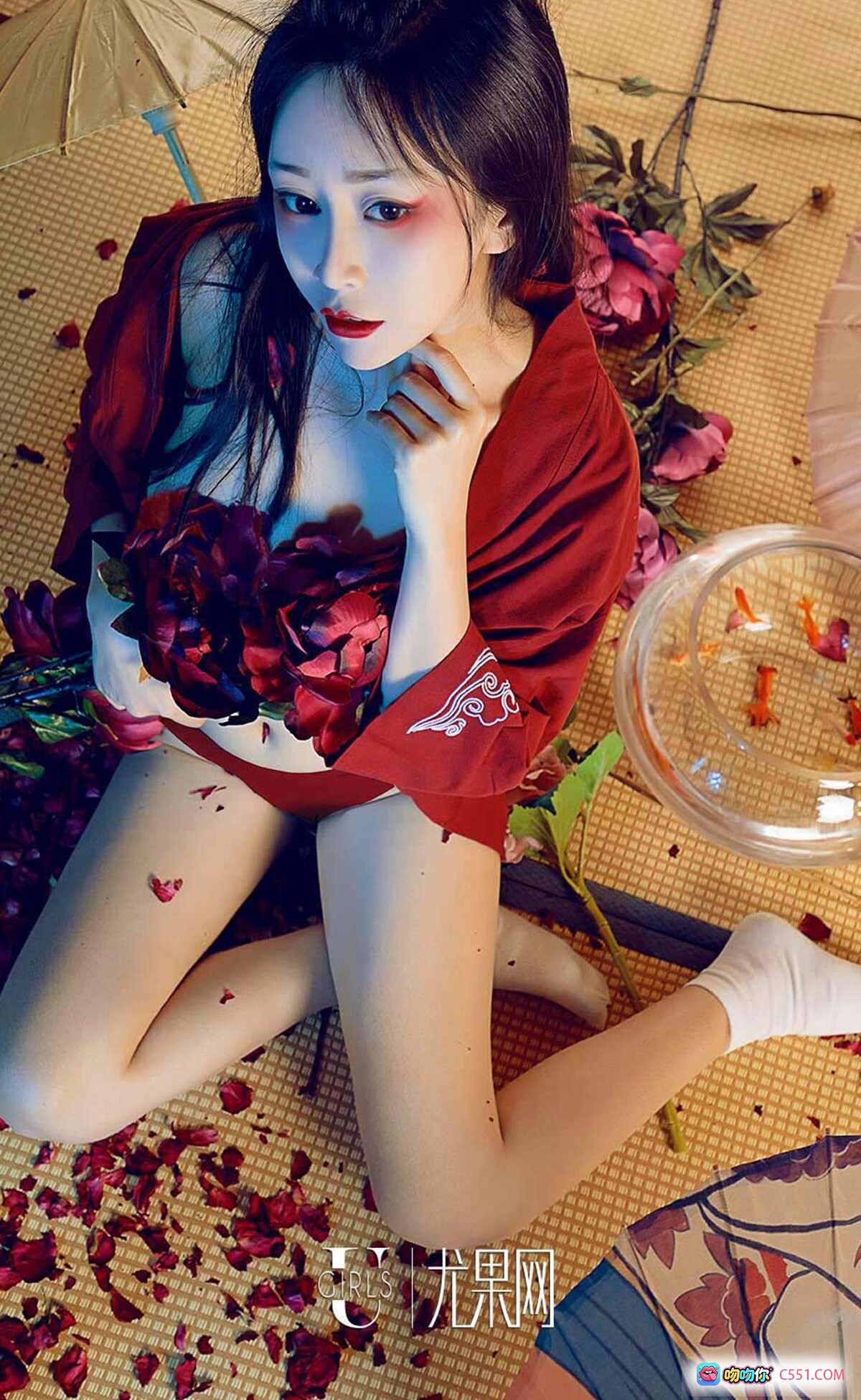 Ugirls尤果网爱尤物专辑No.1366豌豆公主写真·红衣和风美少女·花瓣散落榻榻米·日系唯美摄影·高清35P - 就要吻