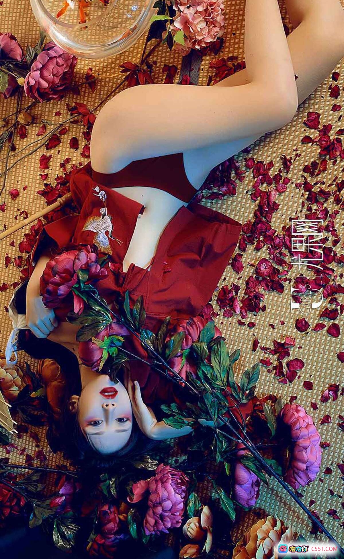 图片[2] - Ugirls尤果网爱尤物专辑No.1366豌豆公主写真·红衣和风美少女·花瓣散落榻榻米·日系唯美摄影·高清35P - 就要吻